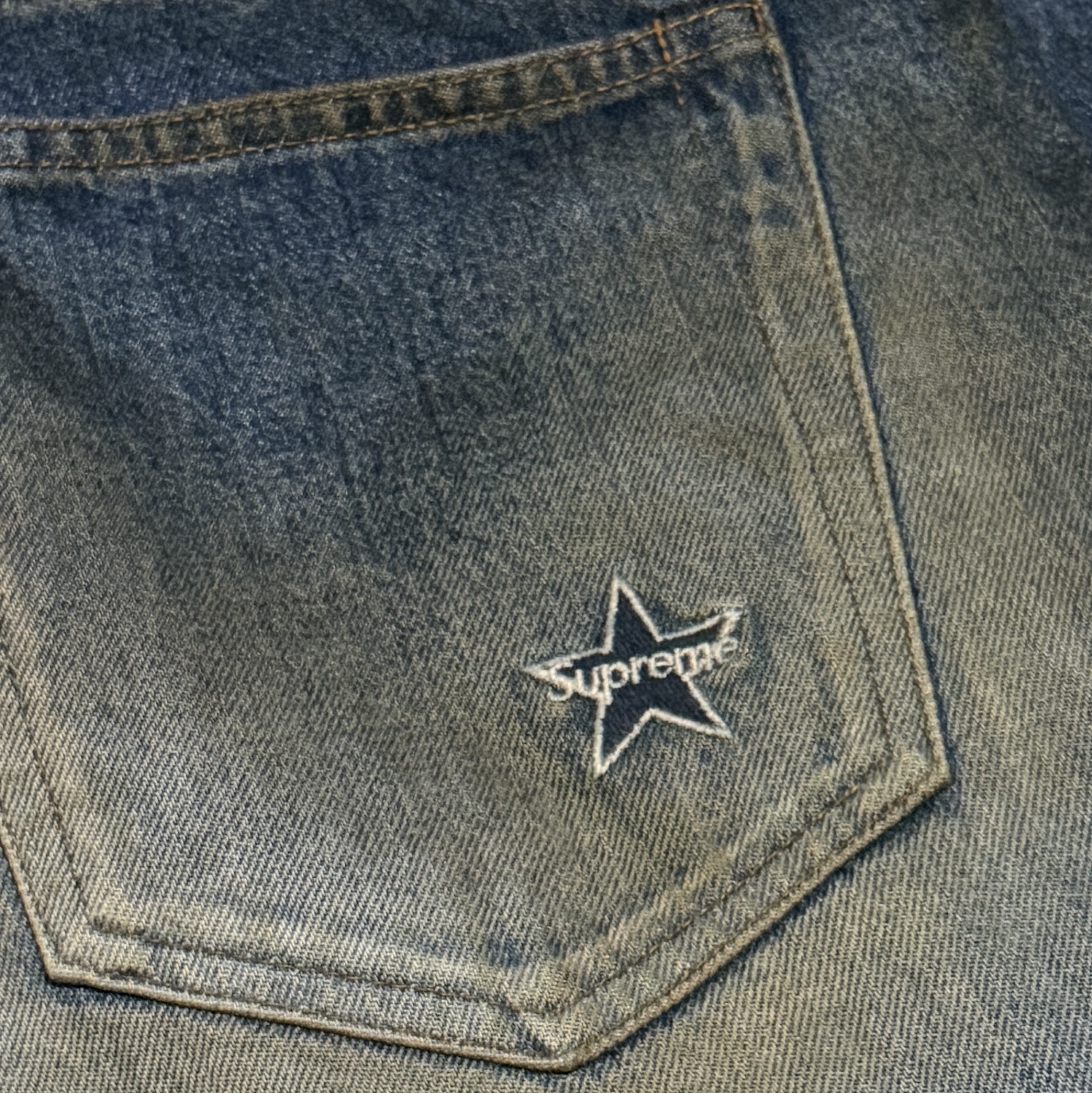Supreme Distressed Loose Fit Selvedge Jean Washed Indigo - 25FW 착용 스타일 - 3