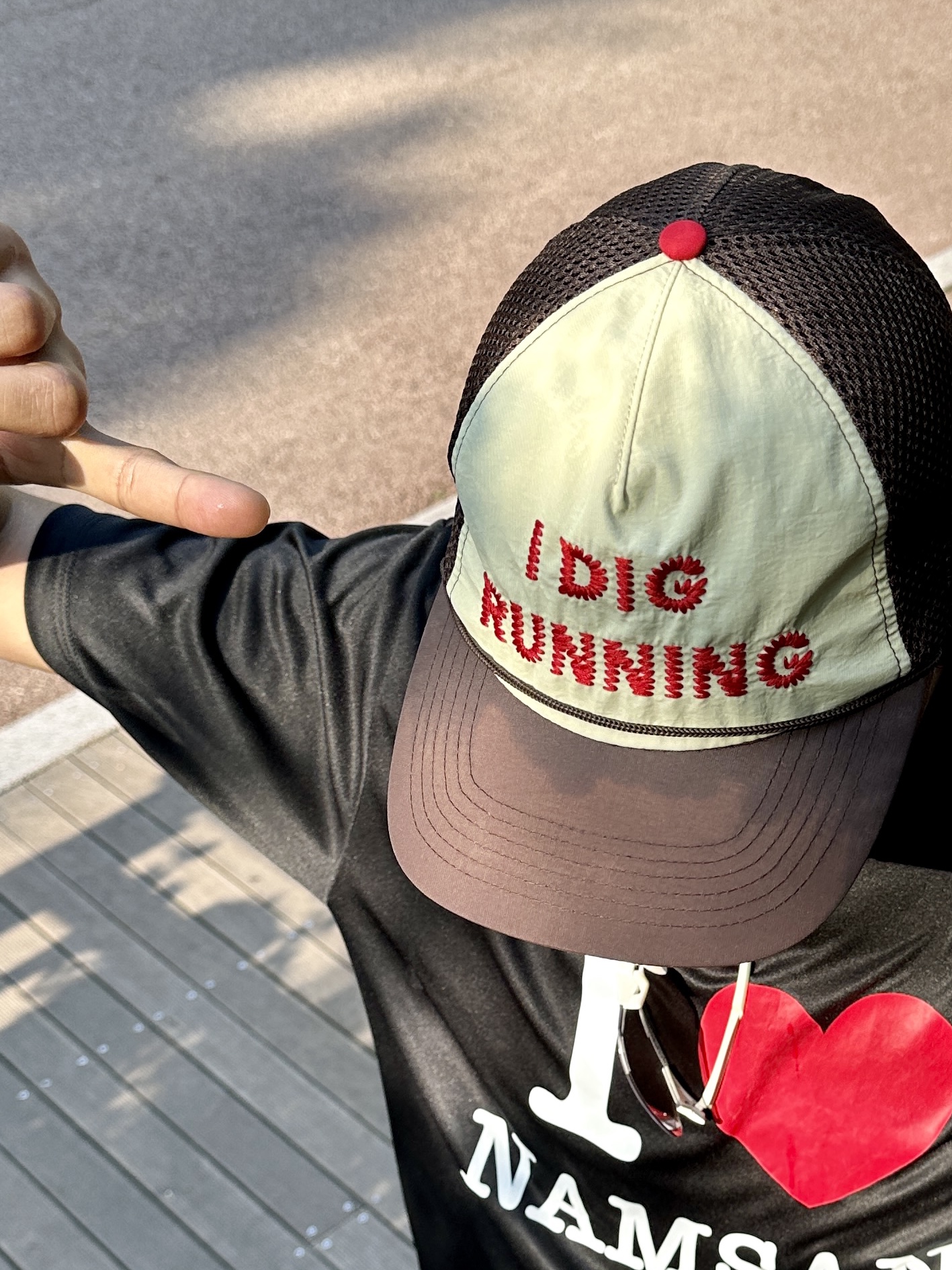 Alex Zono I Dig Running Trucker Hat OG Brown, Alex Zono Marathon Vest Sunset 착용 스타일 - 3