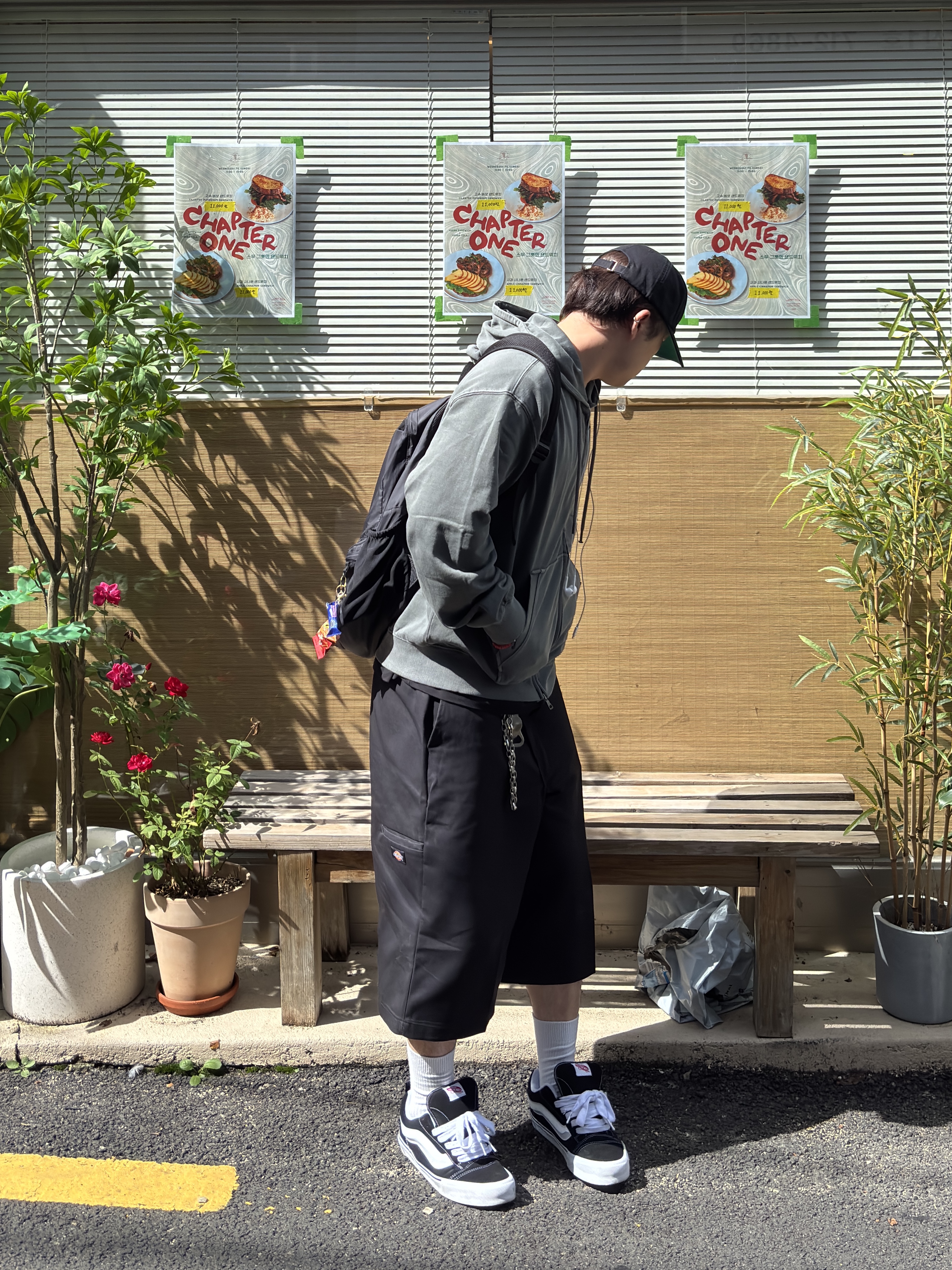 Vans Knu-Skool Black True White, Palace P 6-Panel Black 착용 스타일 - 1