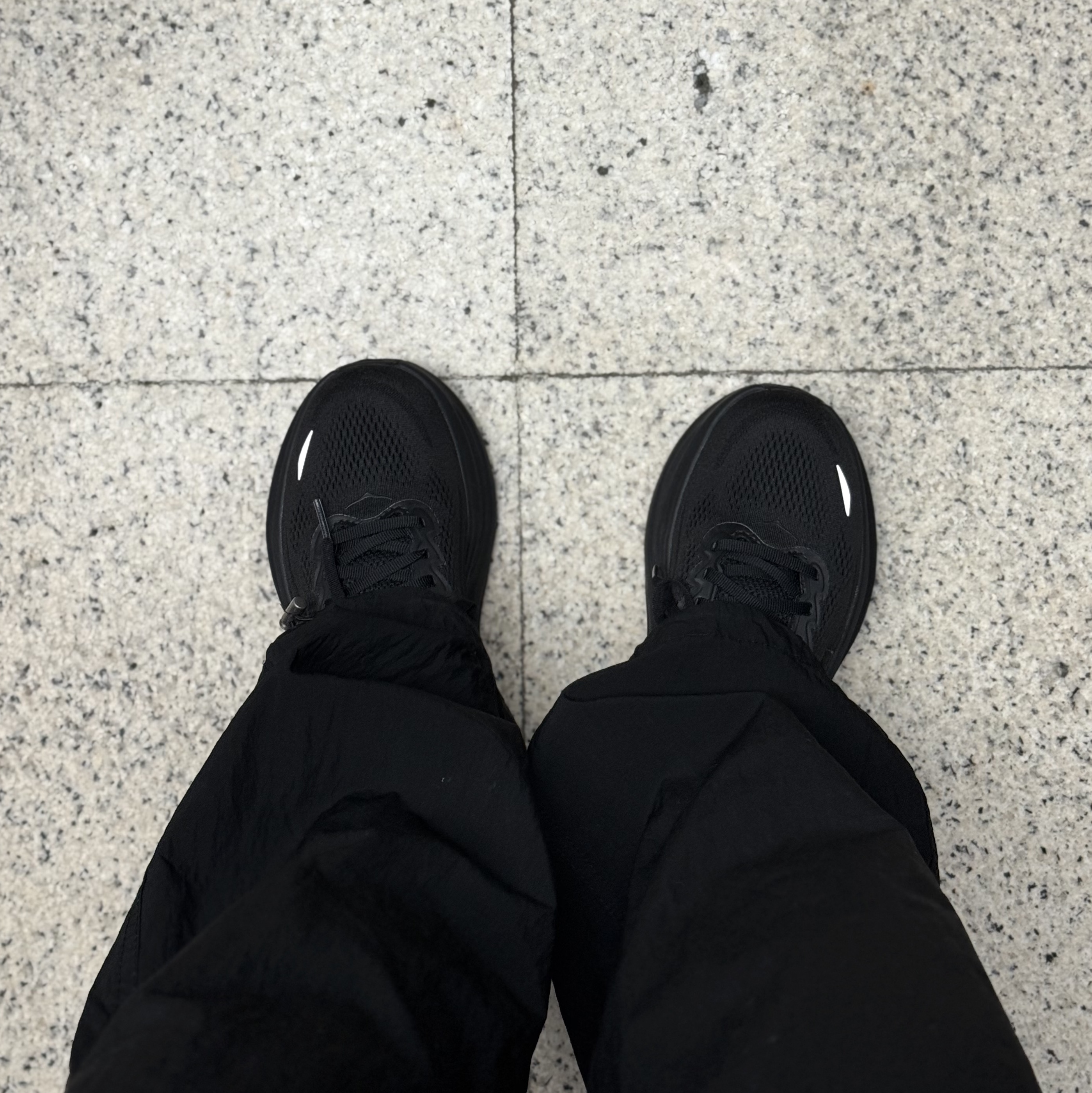 (W) Hoka Bondi 9 Black - Wide 착용 스타일 - 1