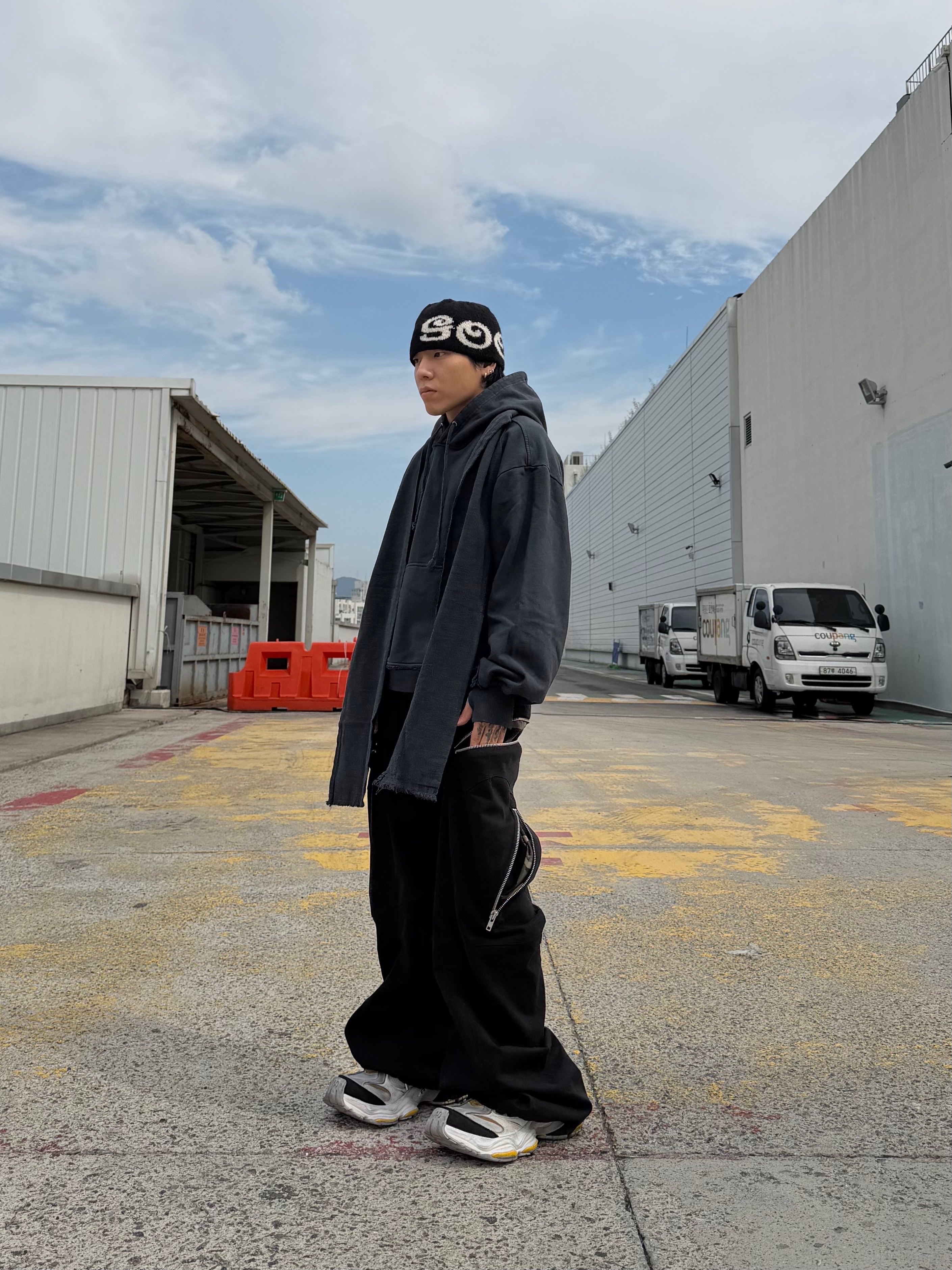 BLR Dyed Raw Edged Hoodie with Linen Muffler Black, [KREAM 단독] ROARINGRAD Zipper Sagging Pants Nylon Ver. Black 착용 스타일 - 4