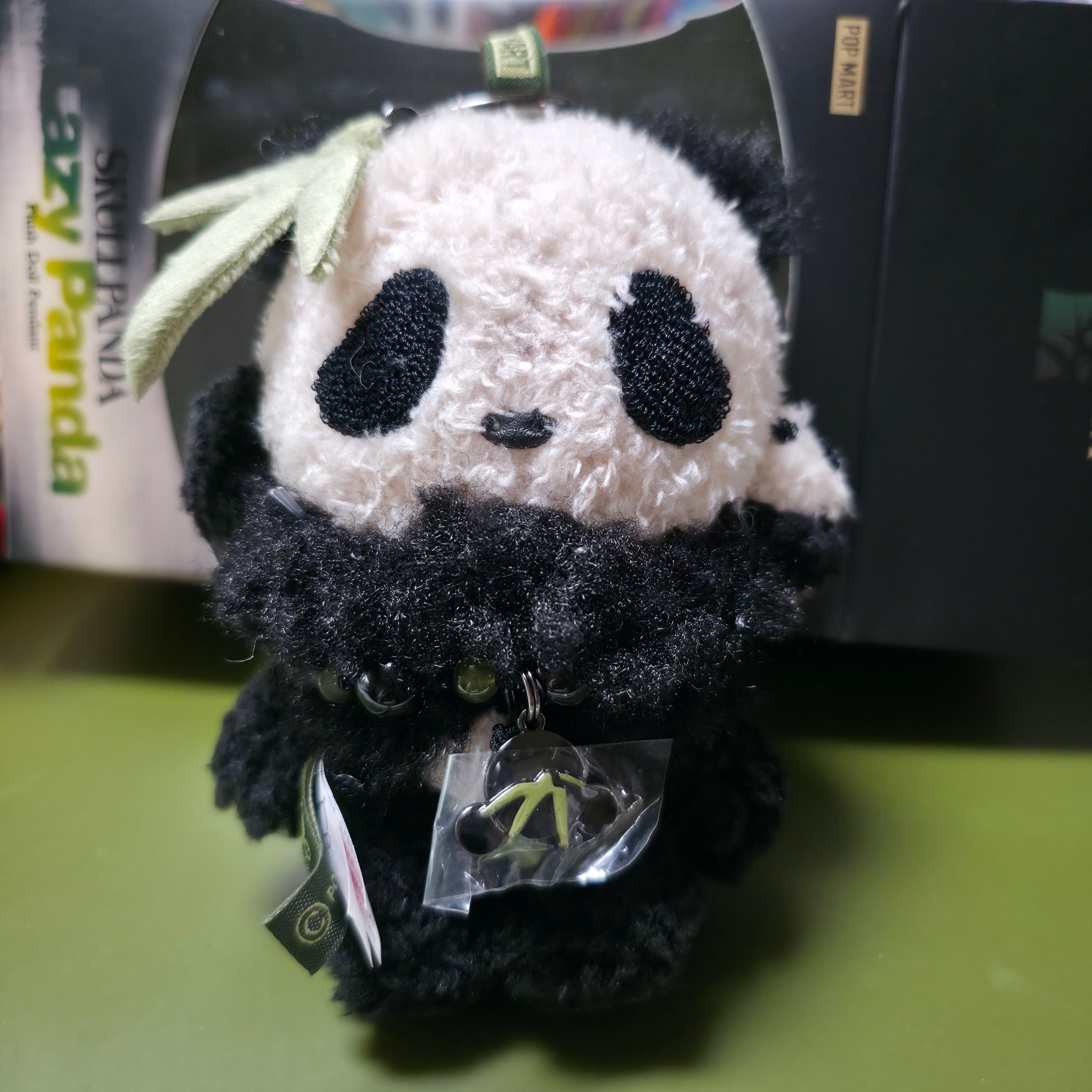 Pop Mart Skullpanda Lazy Panda Plush Doll Pendant 착용 스타일 - 2