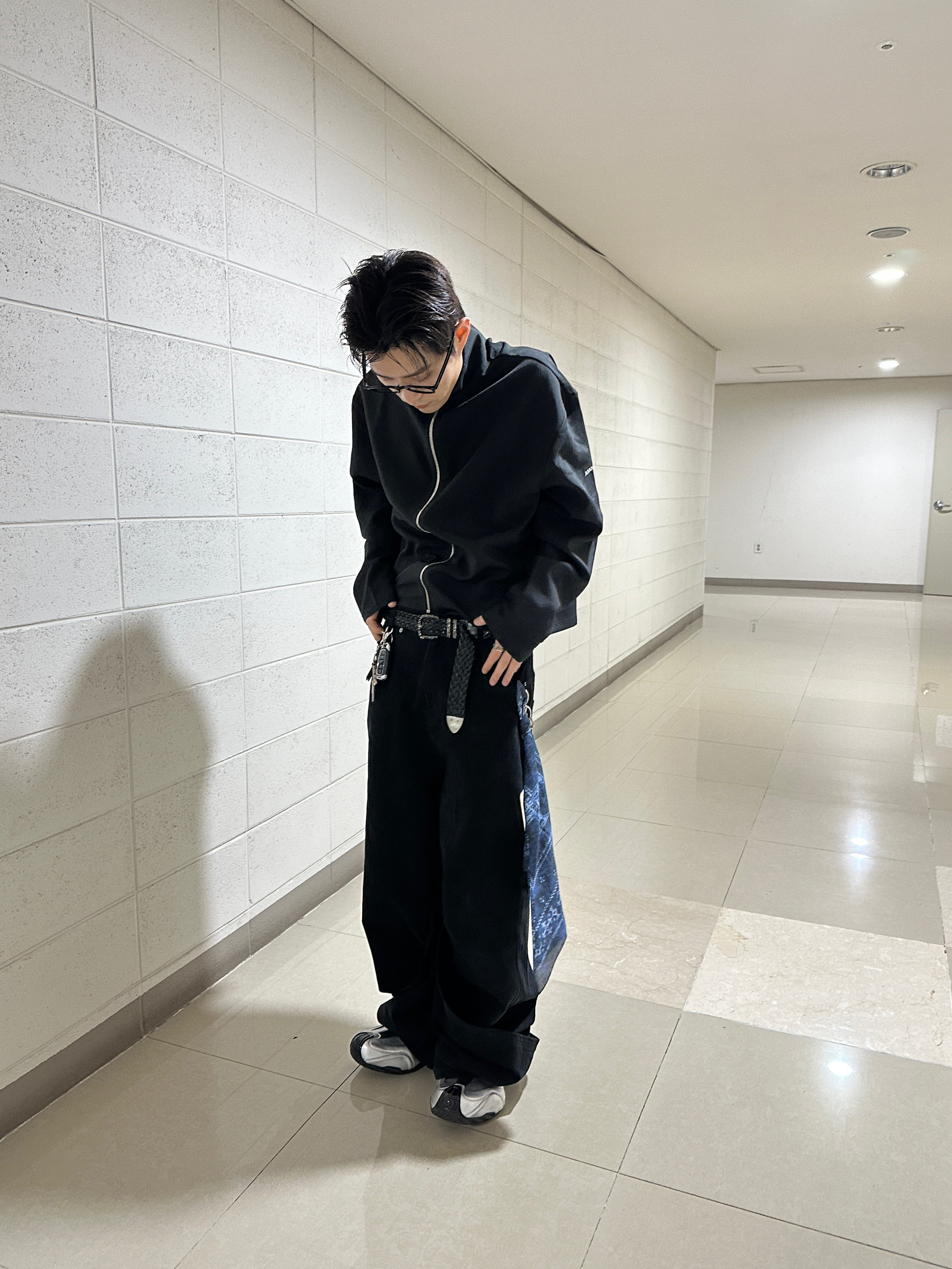 [더블적립]Farfromwhat Far Structured Hem Pants, [더블적립]Farfromwhat Far Weaving Belt Black 착용 스타일 - 3