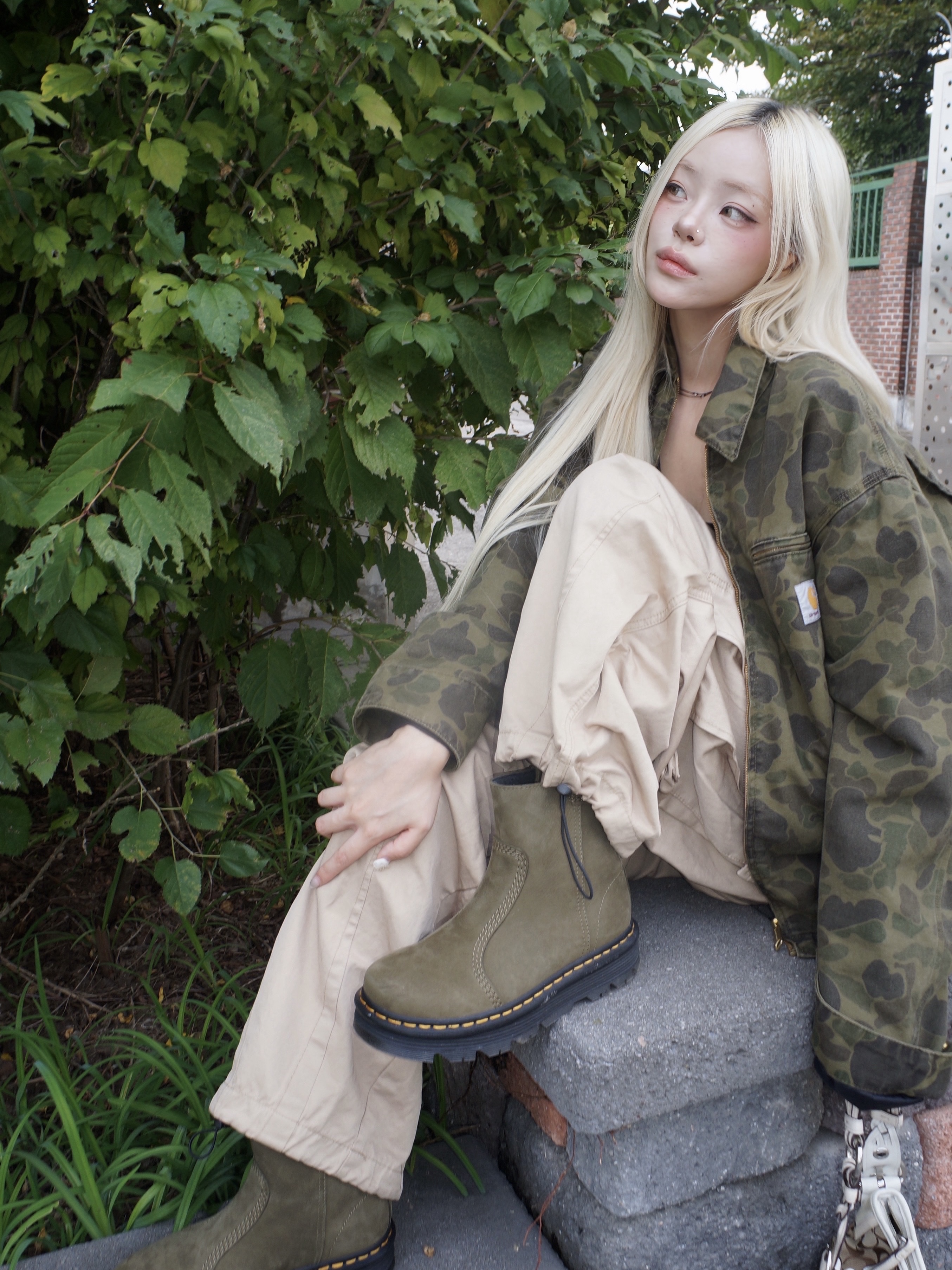 (W) Dr. Martens Zebzag Rigger Leather Boots DMS Olive 착용 스타일 - 6