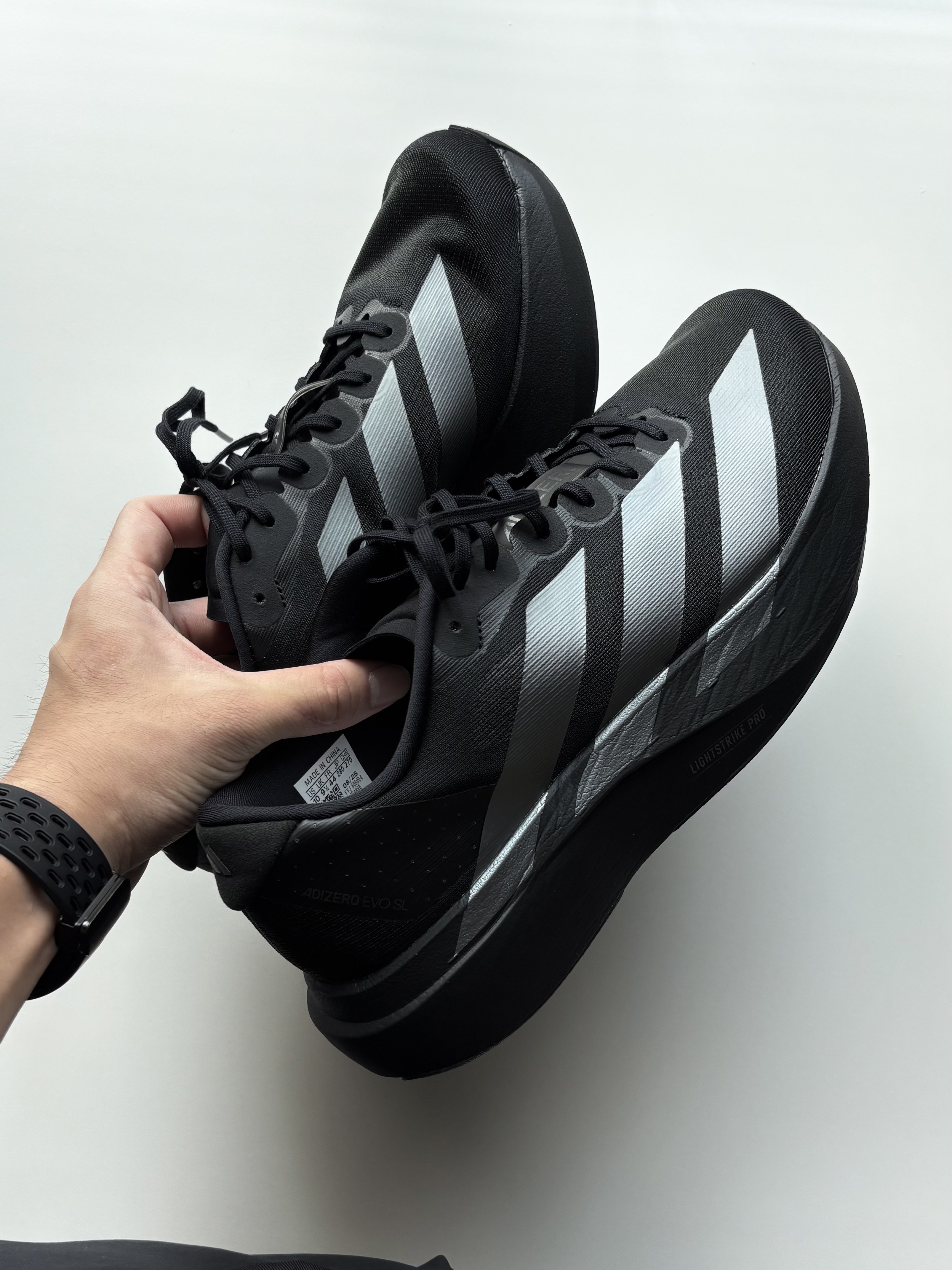 Adidas Adizero EVO SL Core Black Iron Metallic 착용 스타일 - 2
