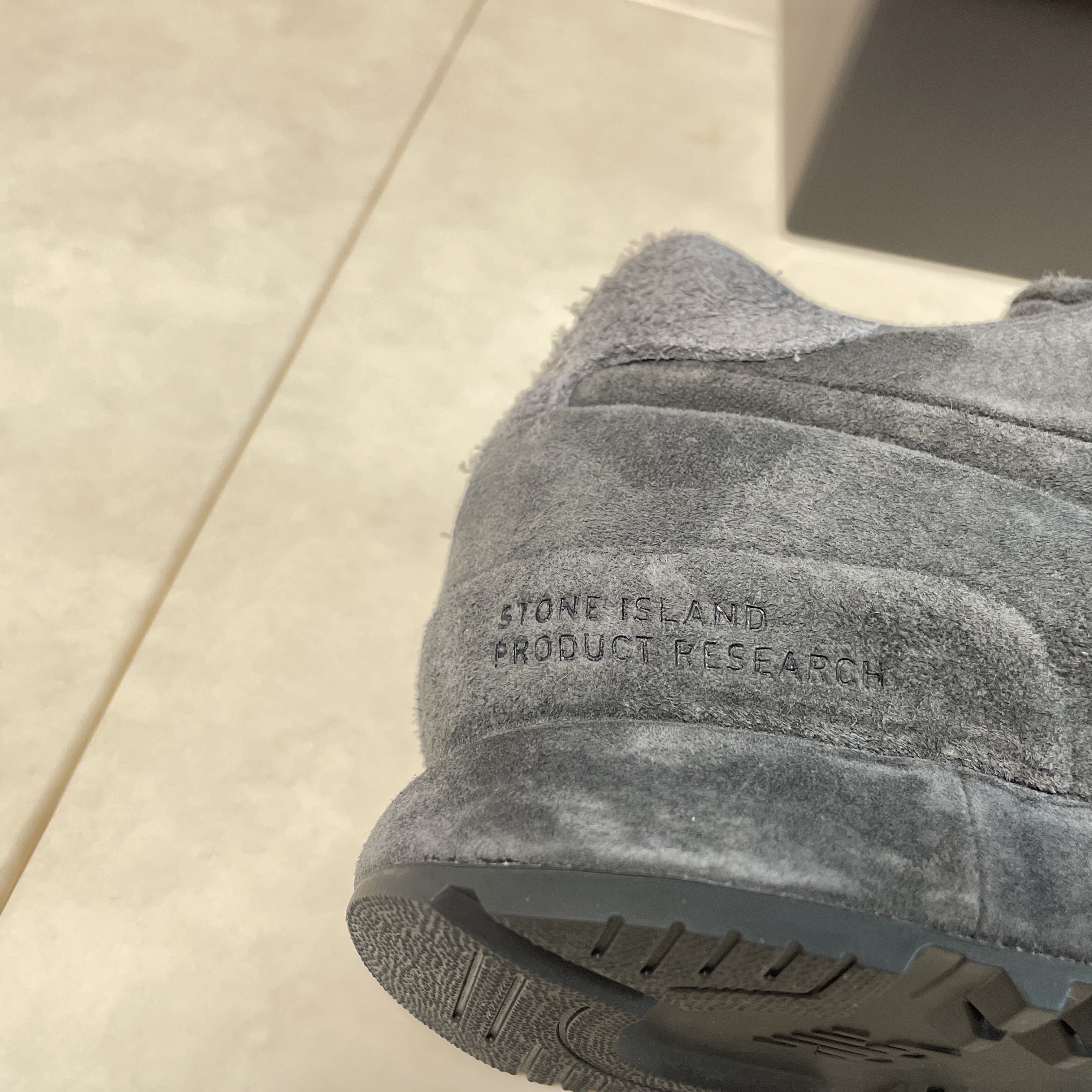 New Balance x Stone Island 574 Ghost Dark Grey 착용 스타일 - 5