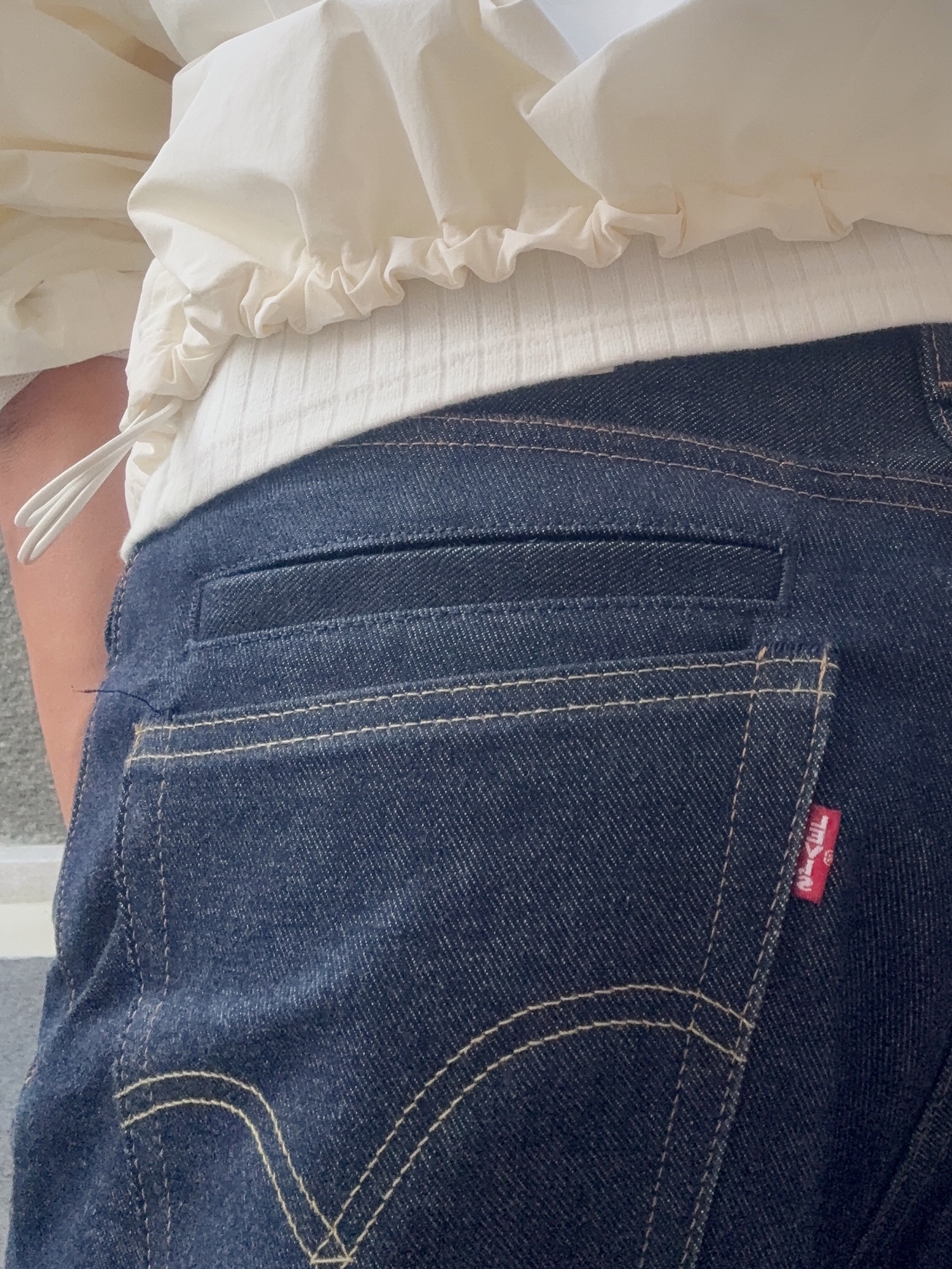 Levi's x Sacai Denim Pants Indigo 착용 스타일 - 3