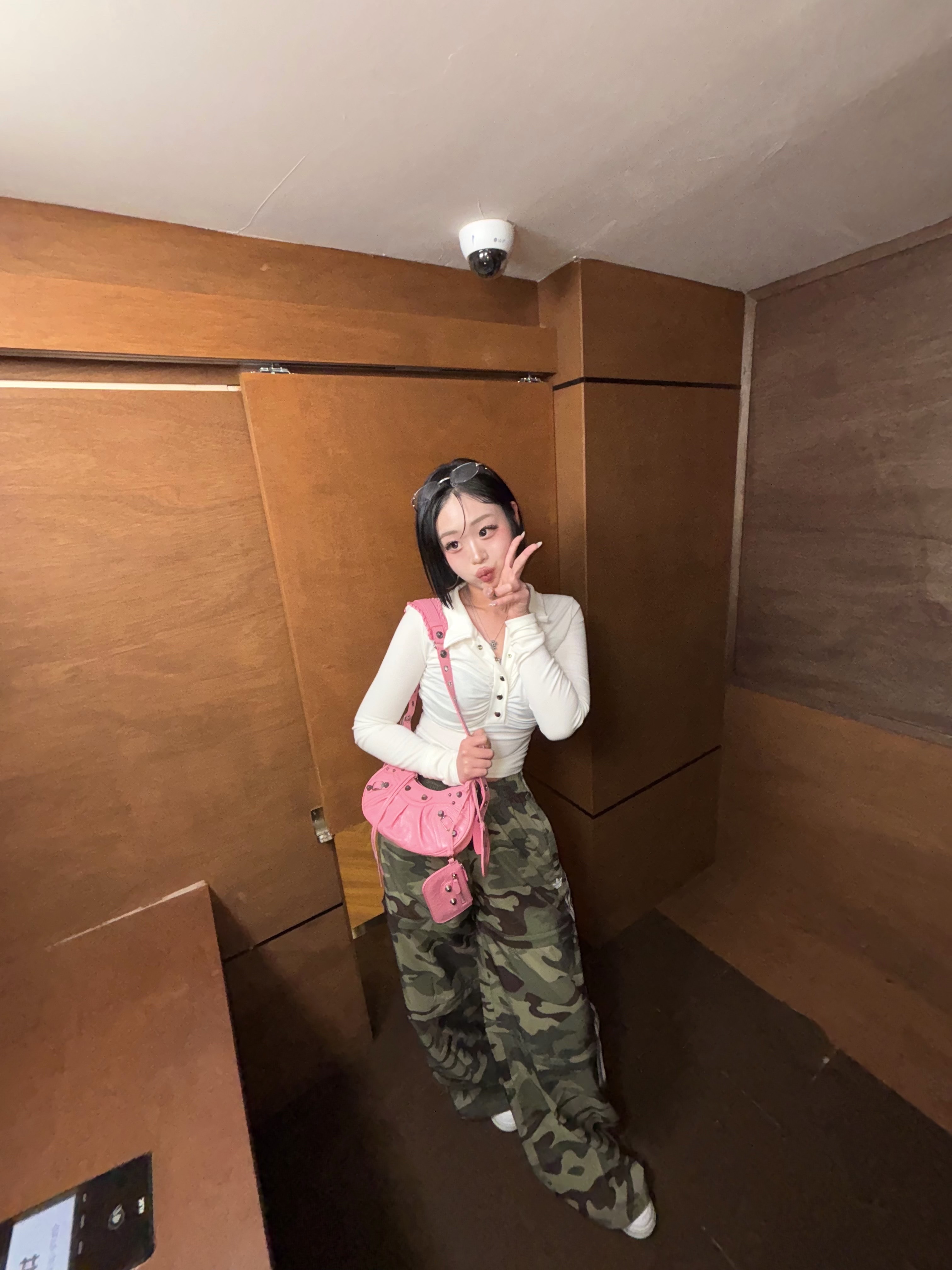 Balenciaga Arena Lambskin Le Cagole XS Shoulder Bag Pink, (W) Adidas Cargo Multicolor Orbit Green - KR Sizing 착용 스타일 - 2