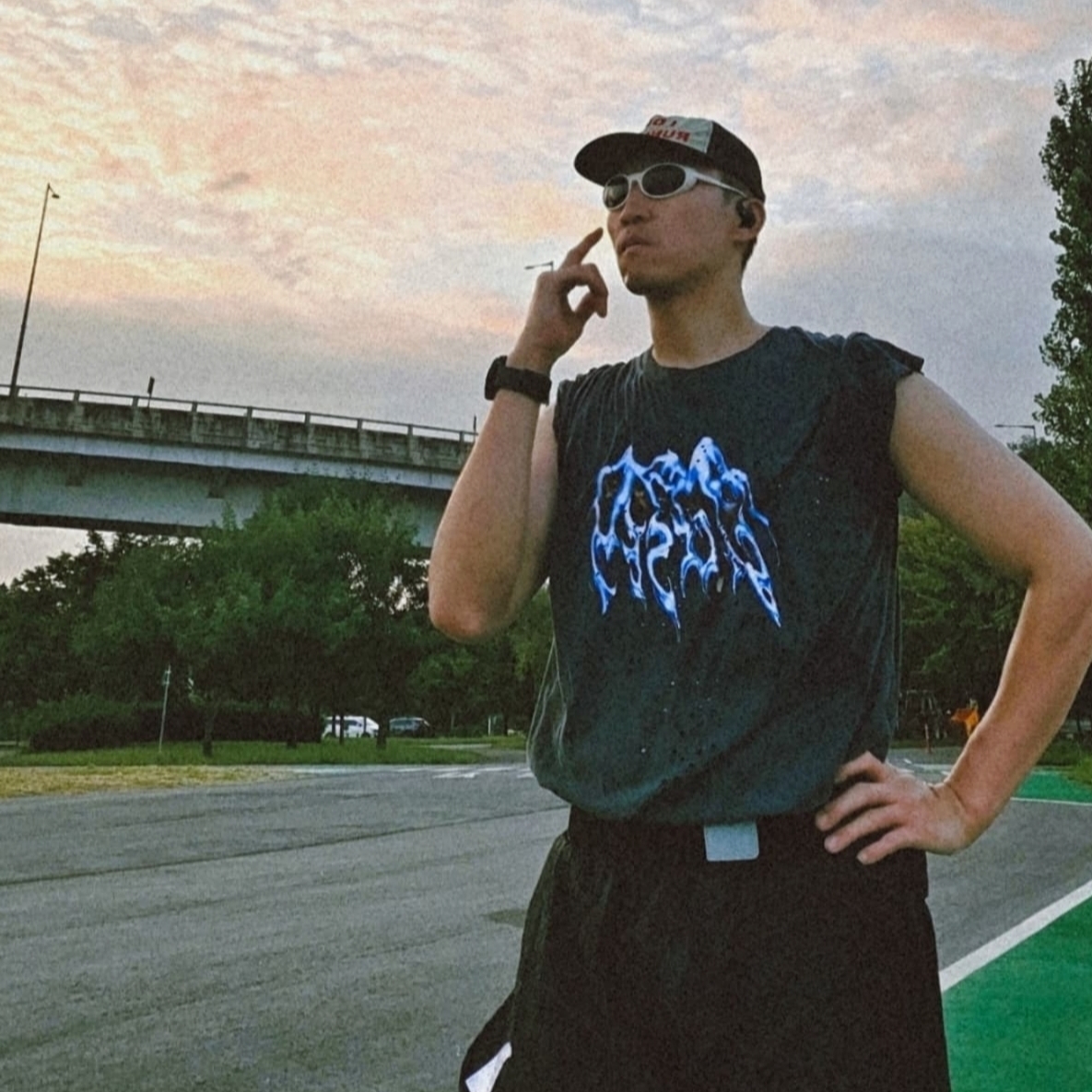 Satisfy Mothtech T-Shirt Aged Black, Alex Zono I Dig Running Trucker Hat OG Brown 착용 스타일