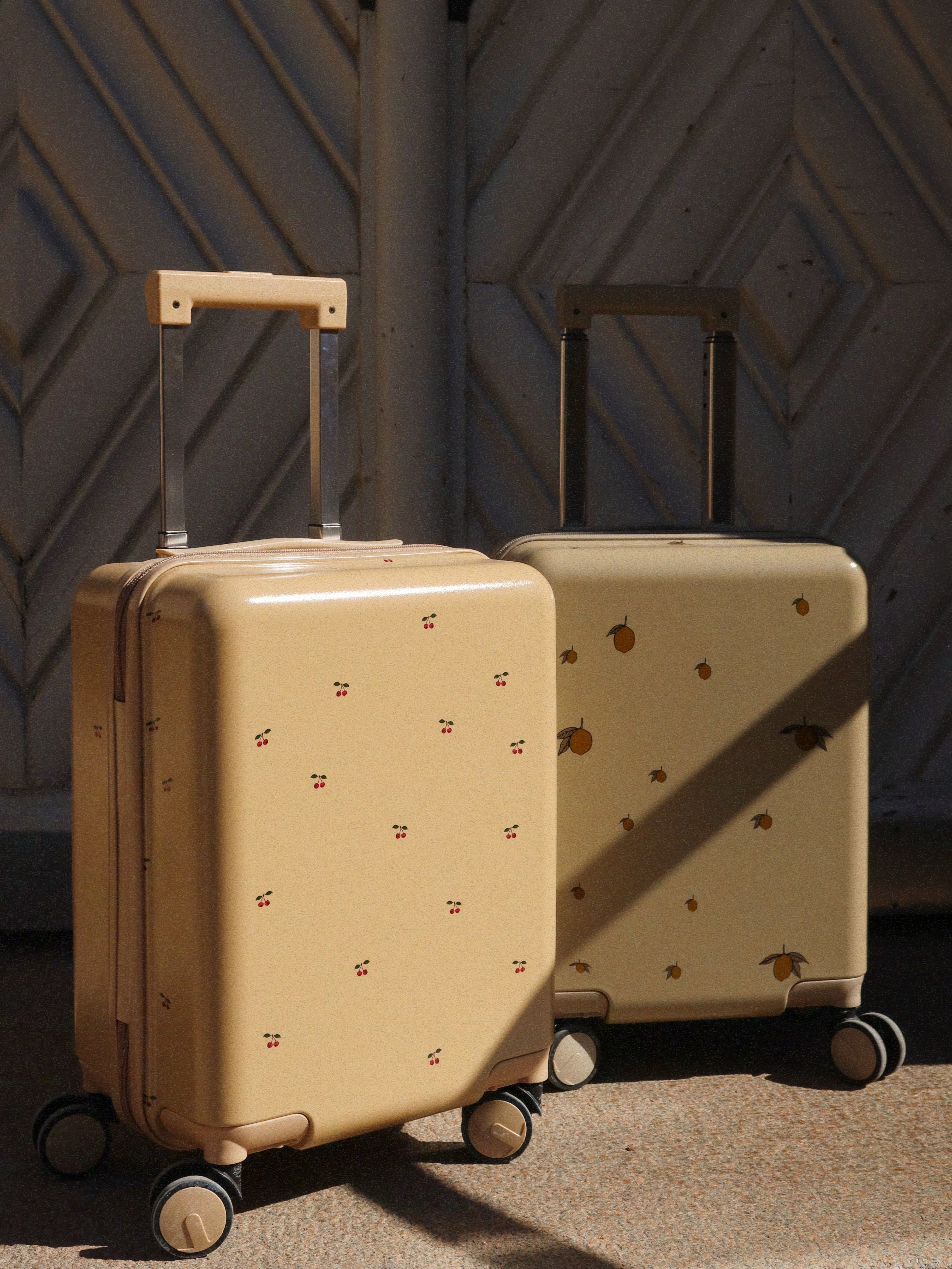Konges Sløjd Travel Suitcase Tea Stripe, Konges Sløjd Travel Suitcase Cherry 착용 스타일 - 1