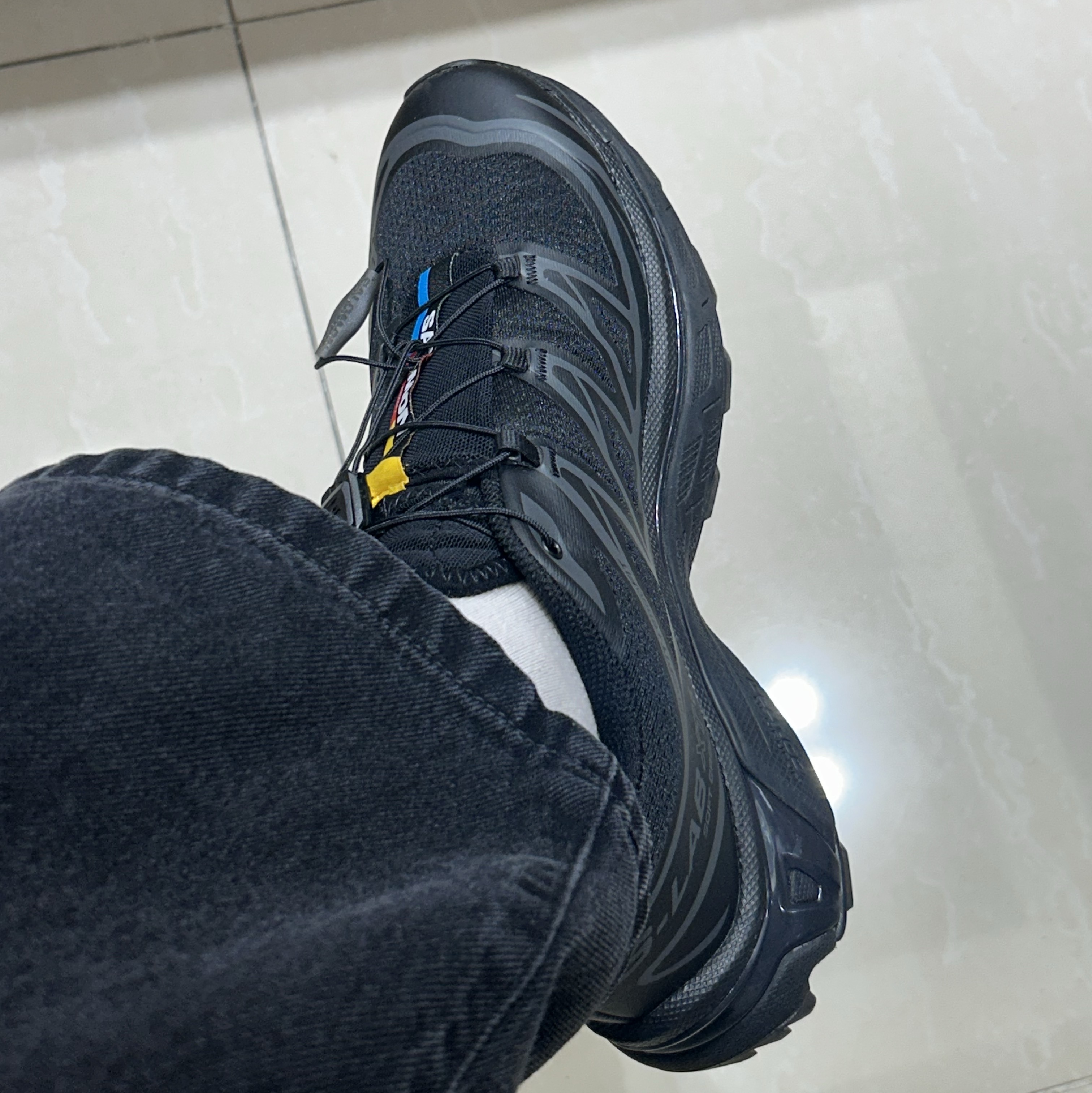 Carhartt WIP Robertson Denim Landon Pants Black Stone Washed, Salomon XT-6 ADV Black 착용 스타일 - 3