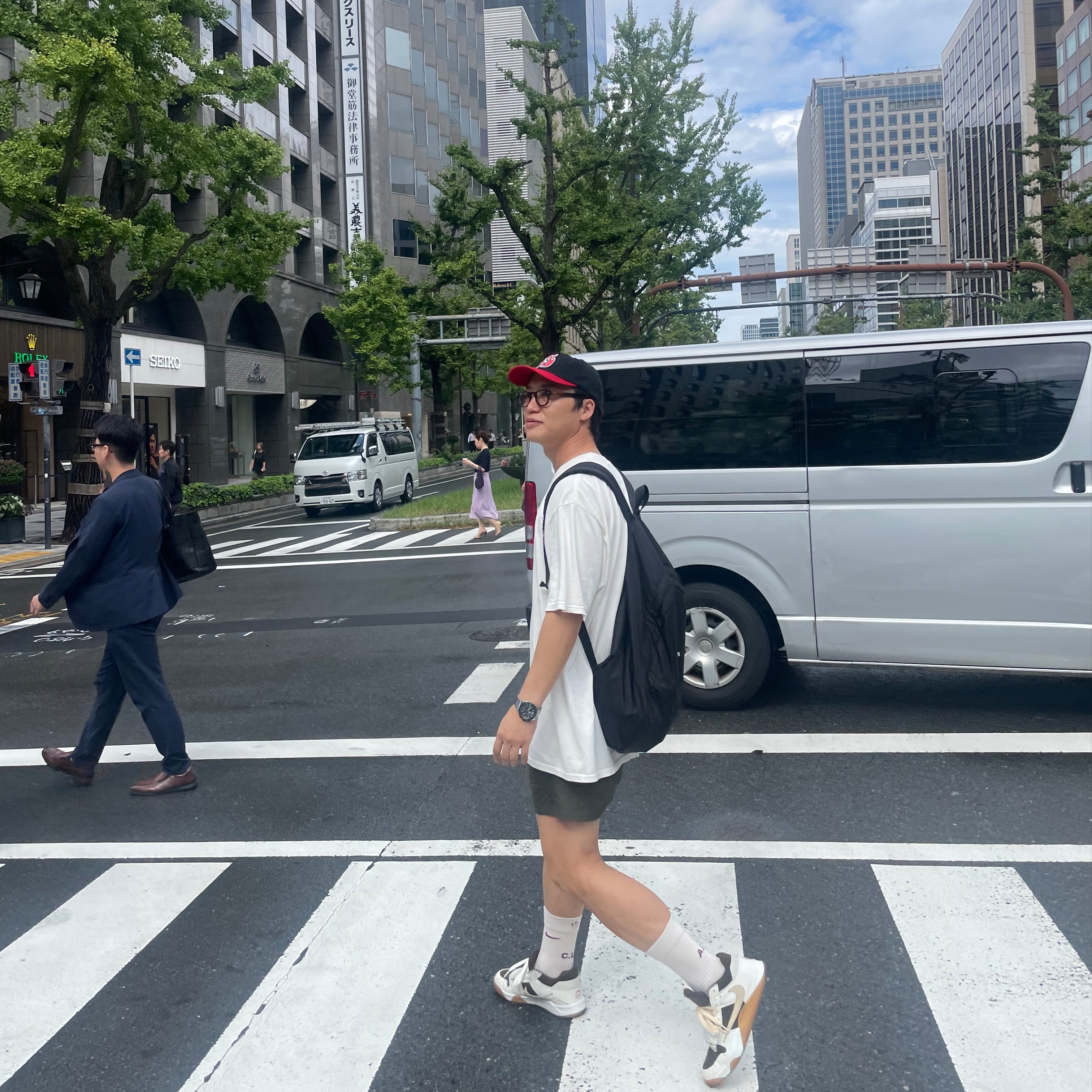 Stussy Vintage S Low Pro Cap Black Red, Jordan x Travis Scott Jumpman Jack TR Sail and Dark Mocha 착용 스타일
