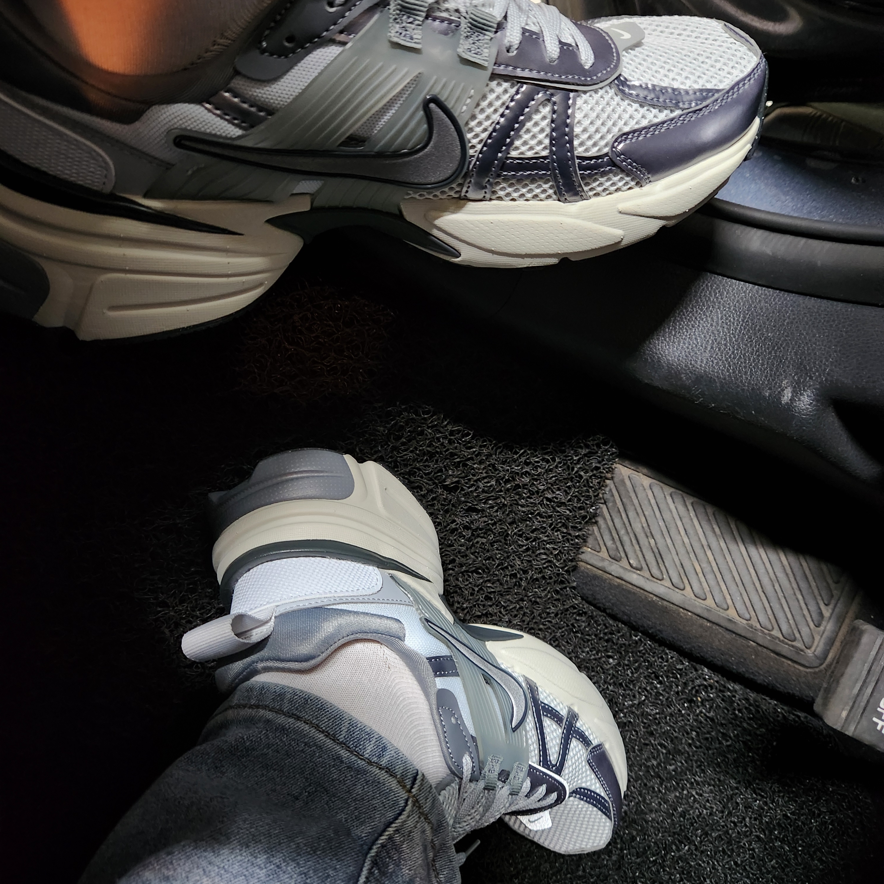 Nike V2K Run Pure Platinum Wolf Grey 착용 스타일