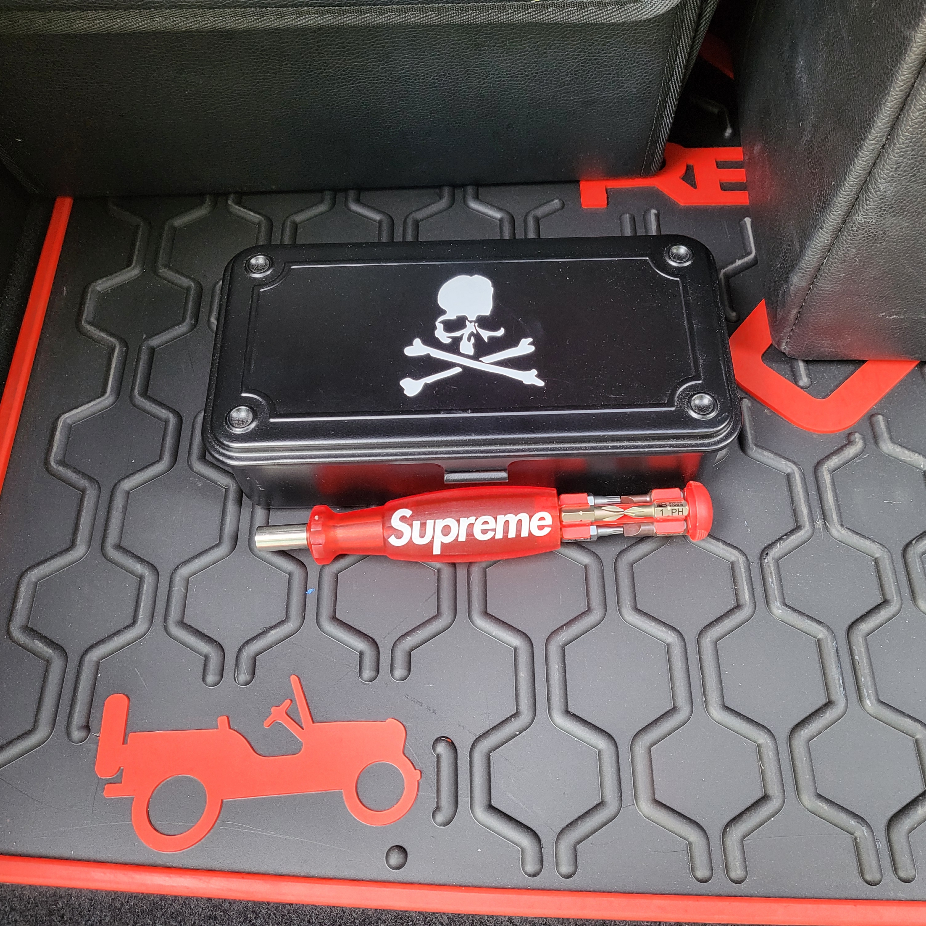 Mastermind Wolrd x Toyo Steel T-190 ToolBox - 24FW, Supreme x PB Swiss Tools Screwdriver Red - 25SS 착용 스타일