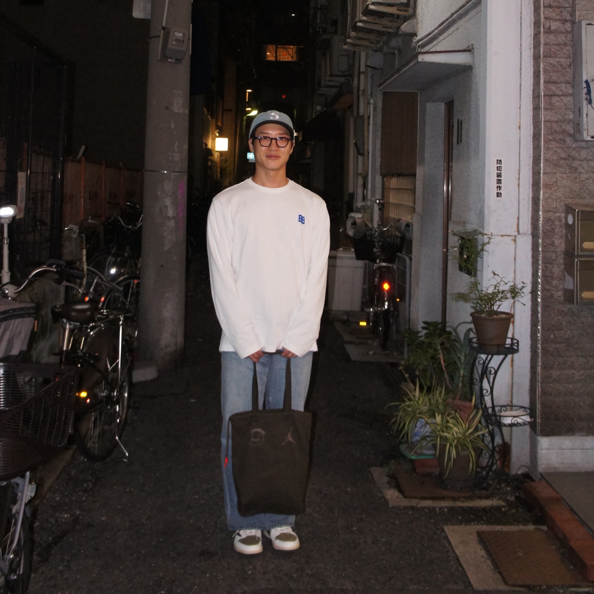 Ader Error Sig; TRS/BL Tag LS T-Shirt 01 Off White, Supreme Pigment Coated 2-Tone S Logo 6-Panel Denim - 25FW 착용 스타일