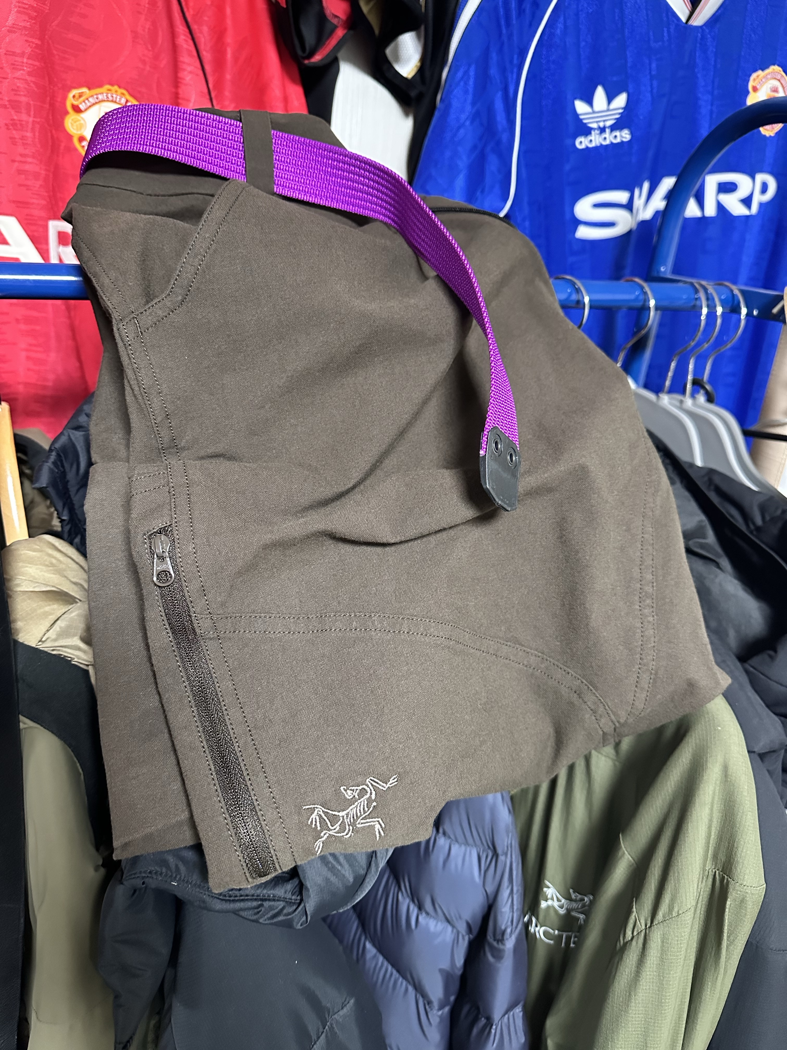 Arc'teryx Cronin Cotton Pants Carob, Roa Sella Brown 착용 스타일 - 3
