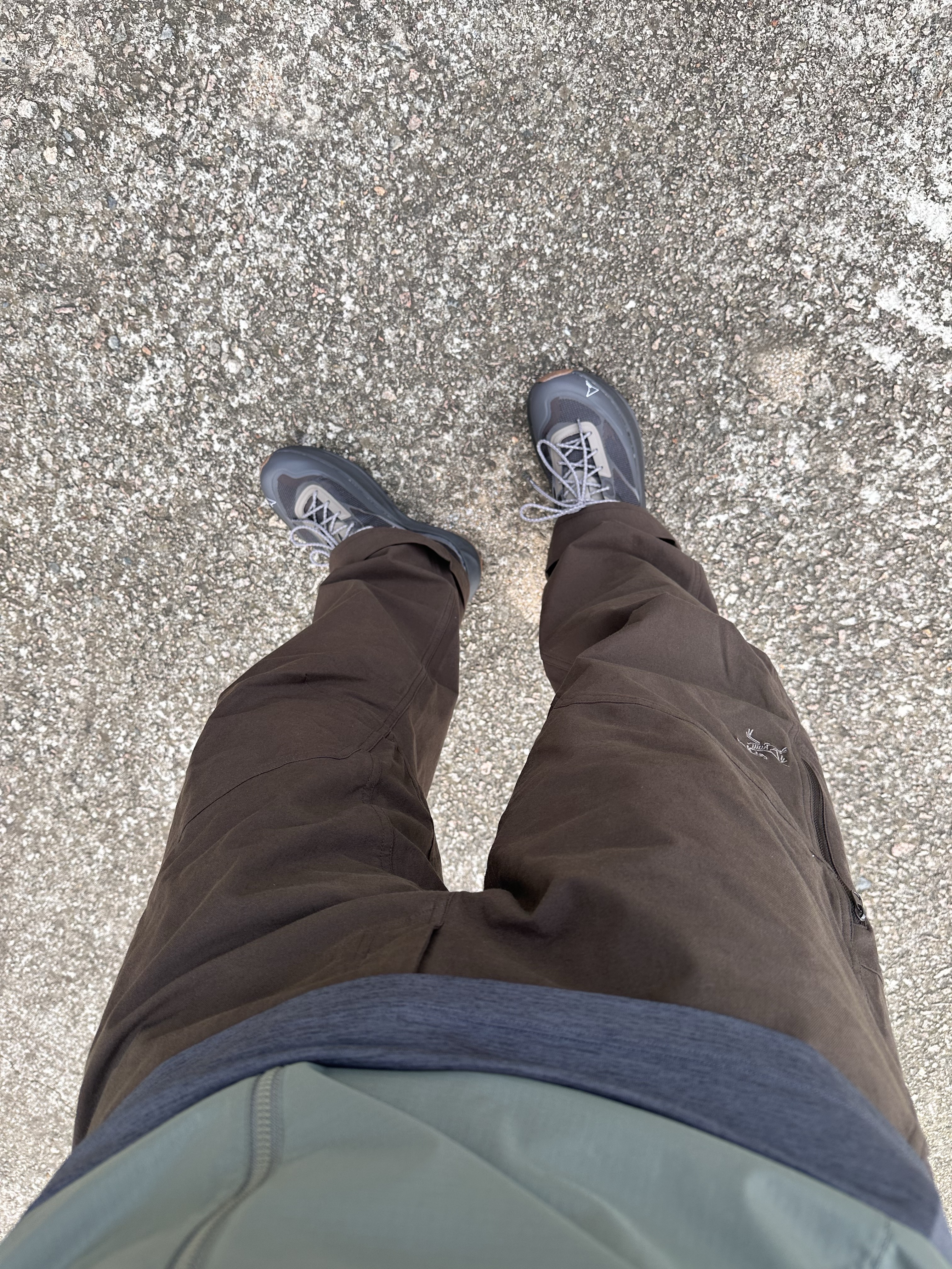Arc'teryx Cronin Cotton Pants Carob, Roa Sella Brown 착용 스타일 - 1