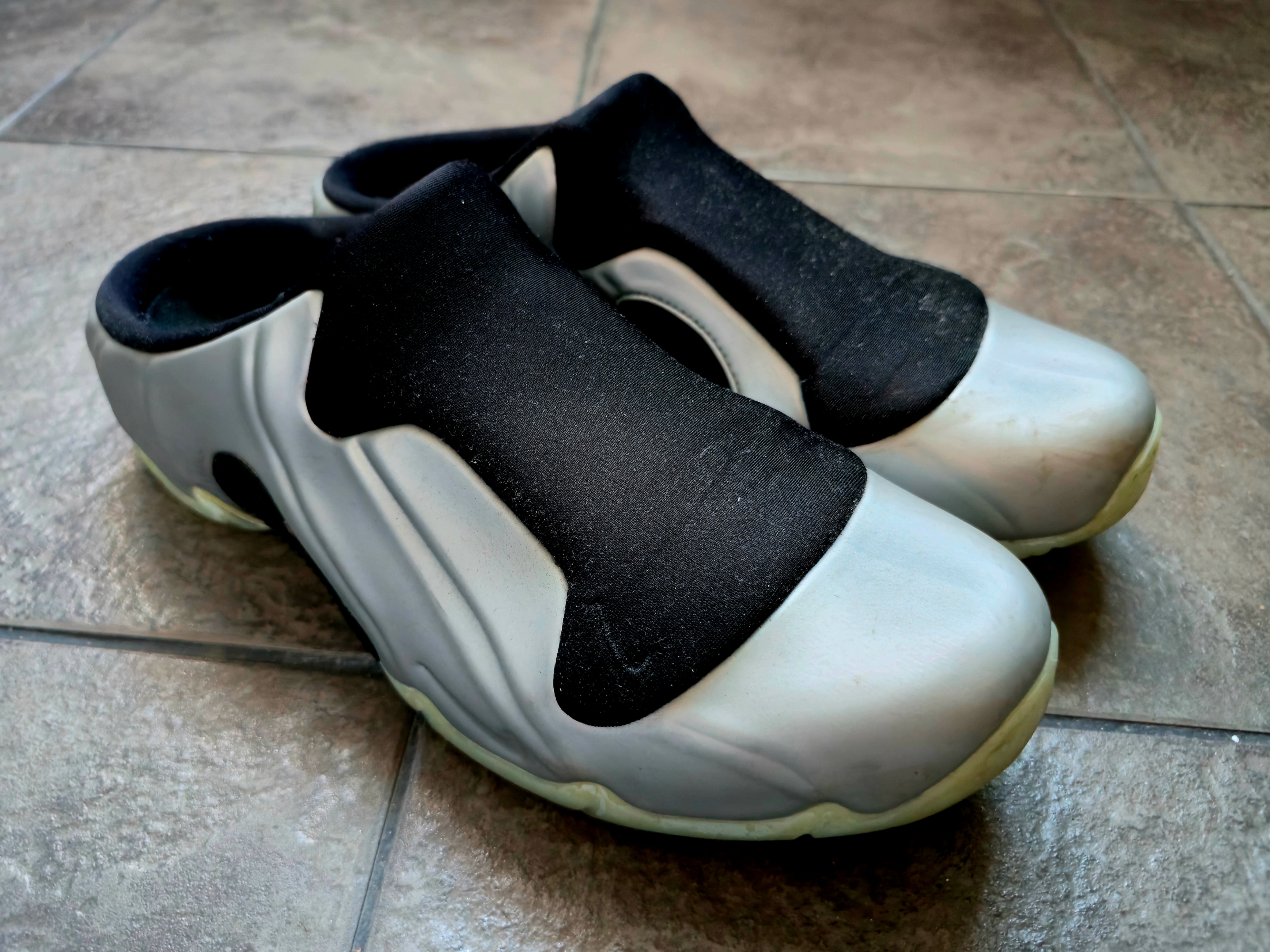 Nike Clogposite Chrome and Black 착용 스타일