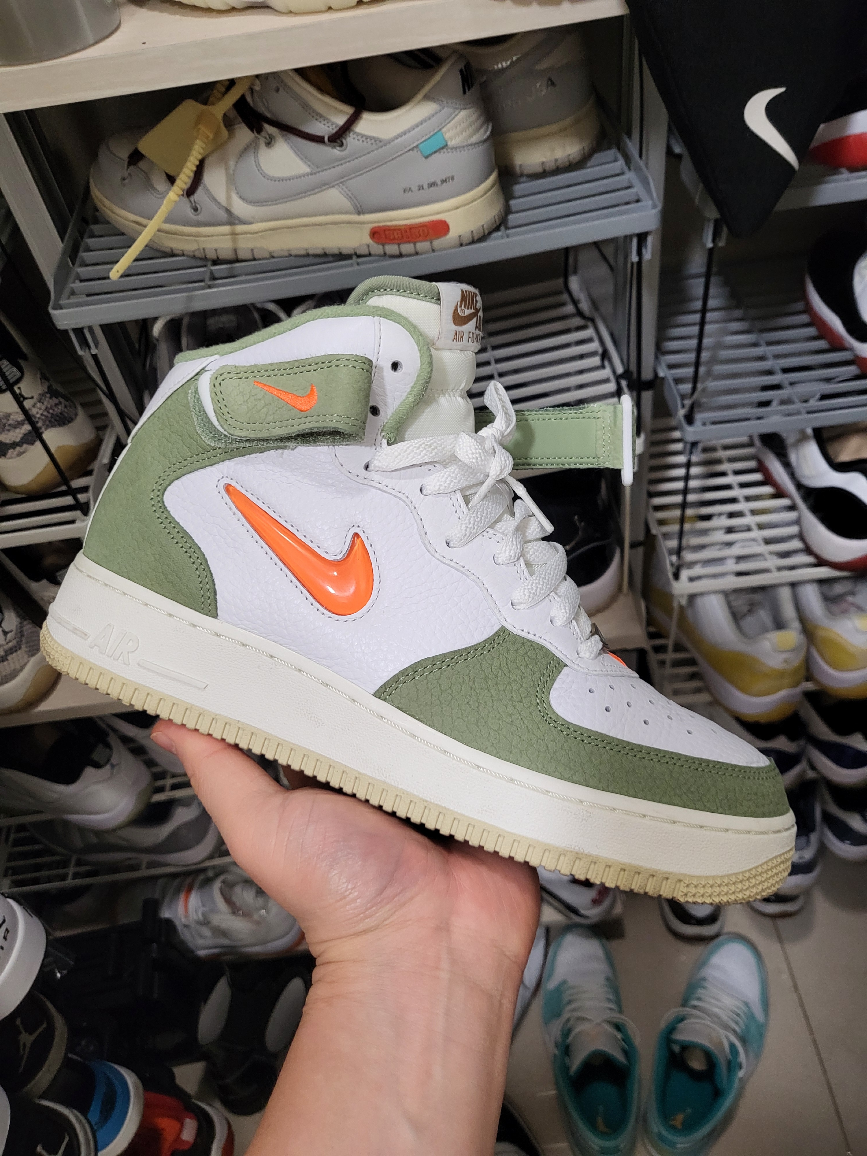 Nike Air Force 1 Mid '07 QS Olive Green and Total Orange 착용 스타일 - 1