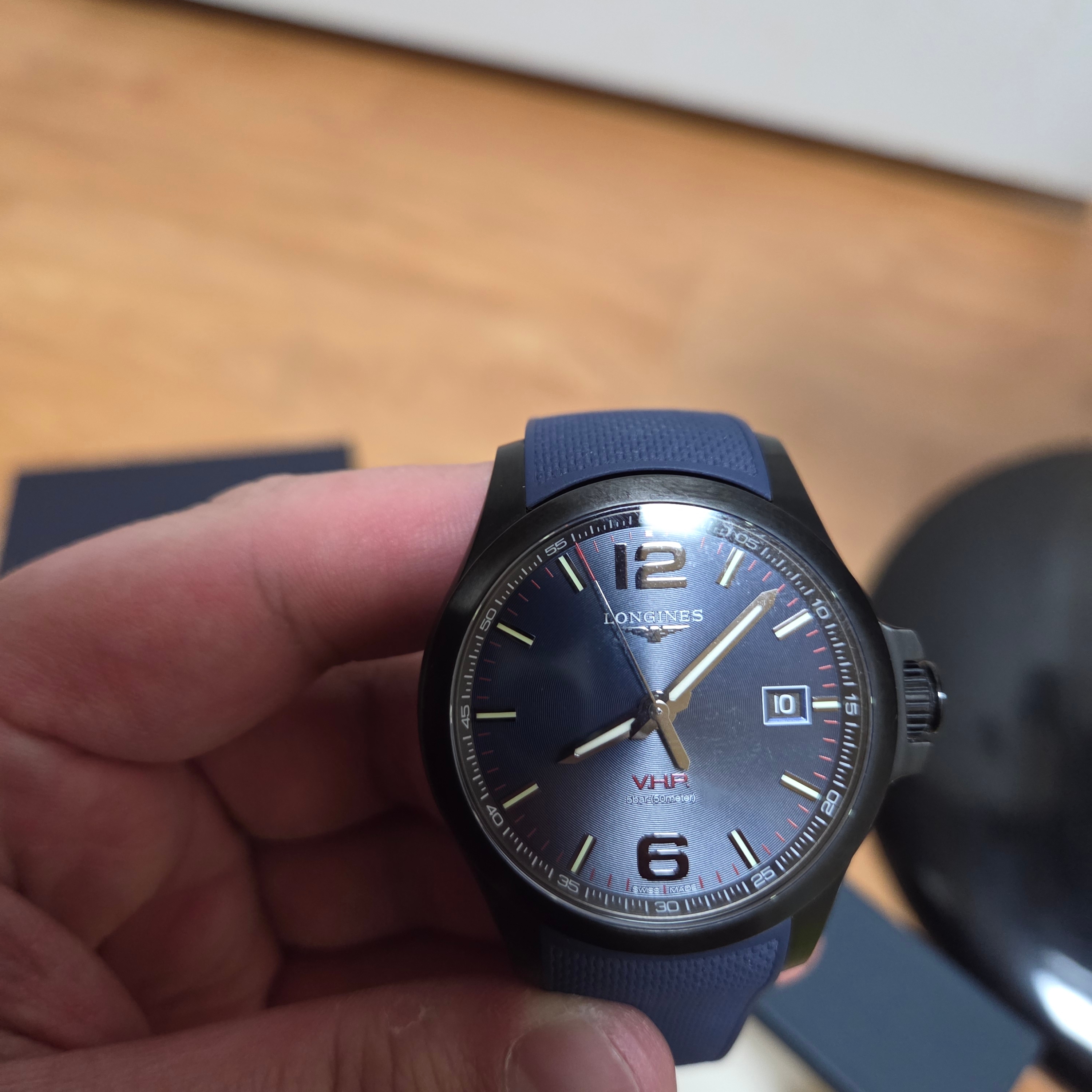 Longines Conquest V.H.P. Quartz 41mm Stainless Steel Blue 착용 스타일 - 2