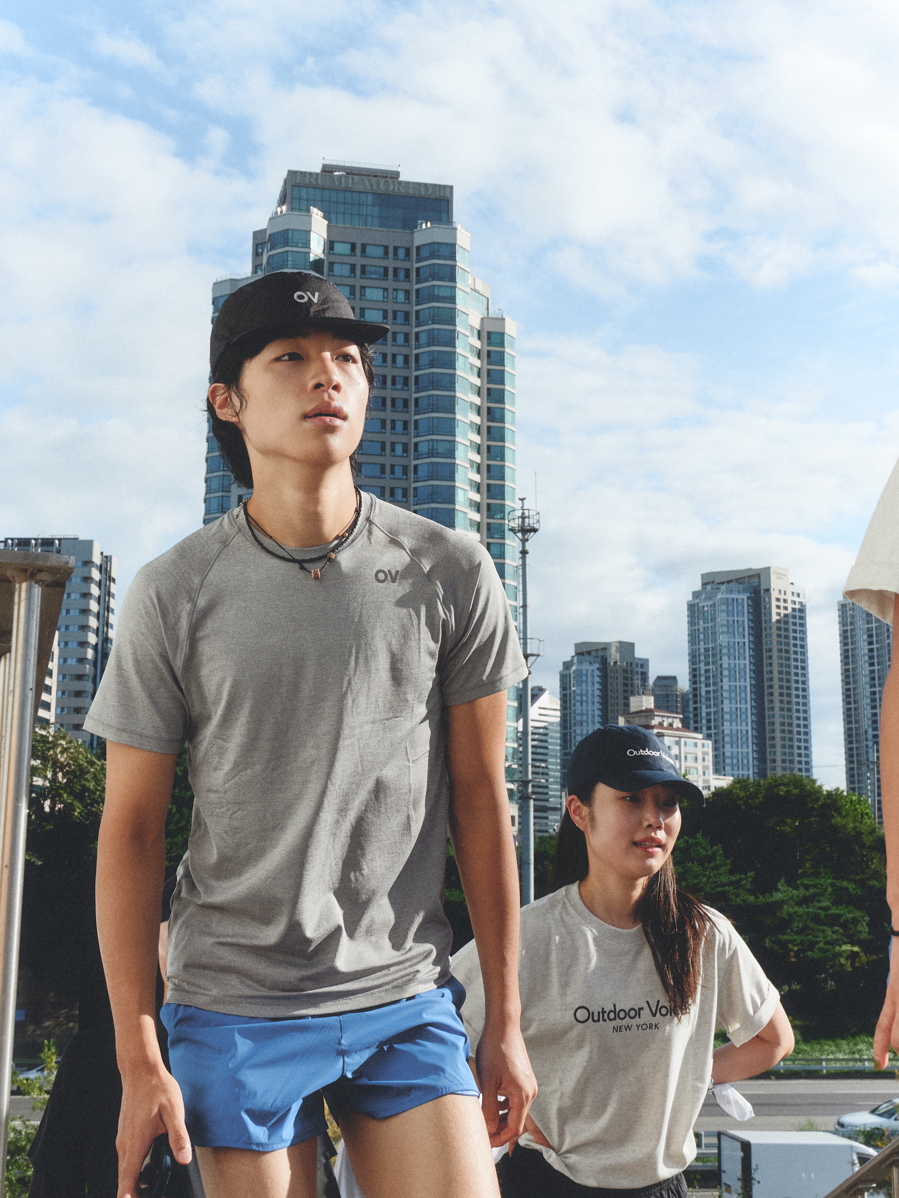 Outdoor Voices Aircorepro™ Classic Logo Ny Tee Black, Outdoor Voices Aircorepro™ Classic Logo Ny Tee White 착용 스타일 - 3