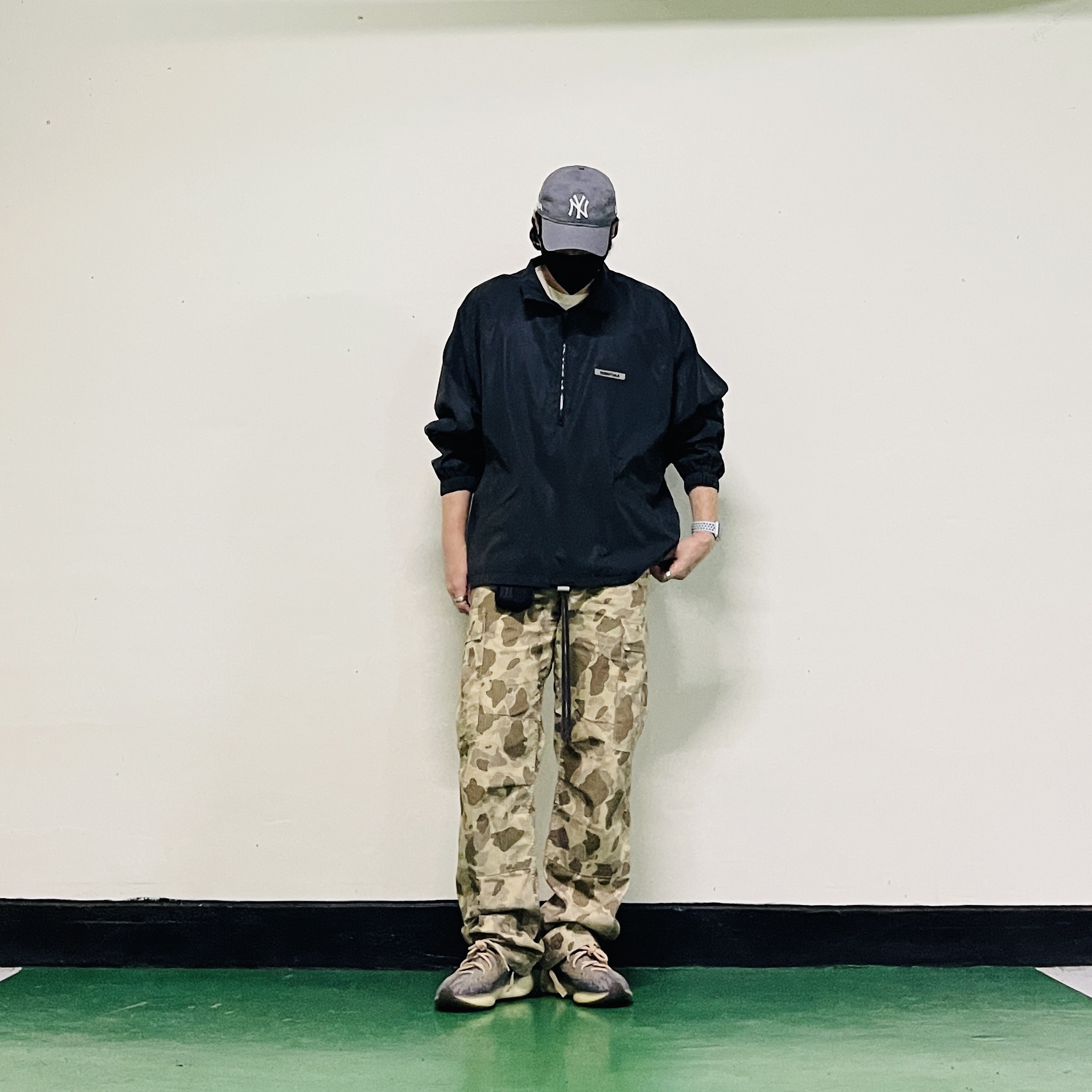 Essentials Track Jacket Black Reflective - 20FW, New Era x MoMA New York Yankees Cap Storm Gray 착용 스타일 - 3