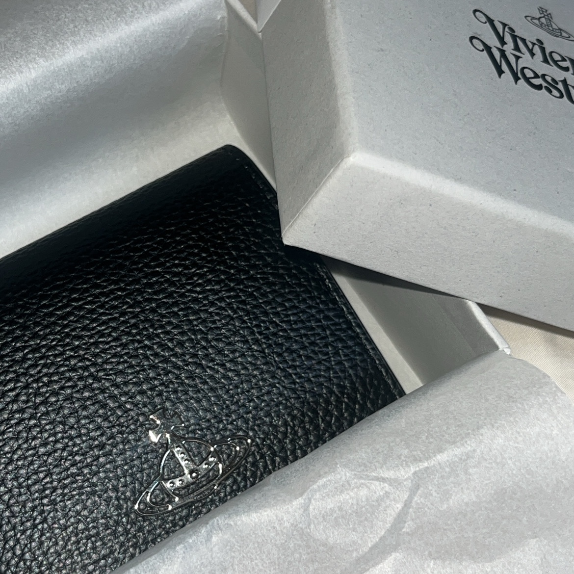 Vivienne Westwood Biogreen Grain Bi-Fold Wallet Black 착용 스타일 - 1