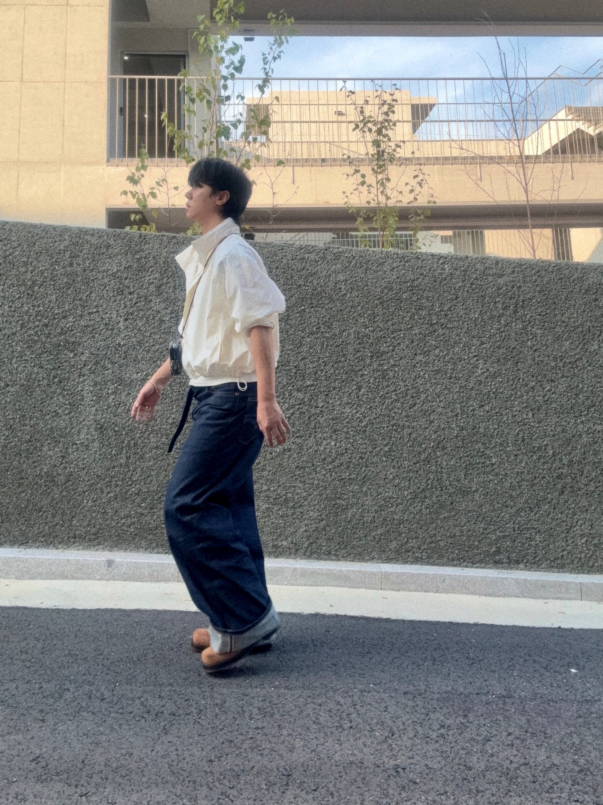 Levi's x Sacai Denim Pants Indigo 착용 스타일 - 2