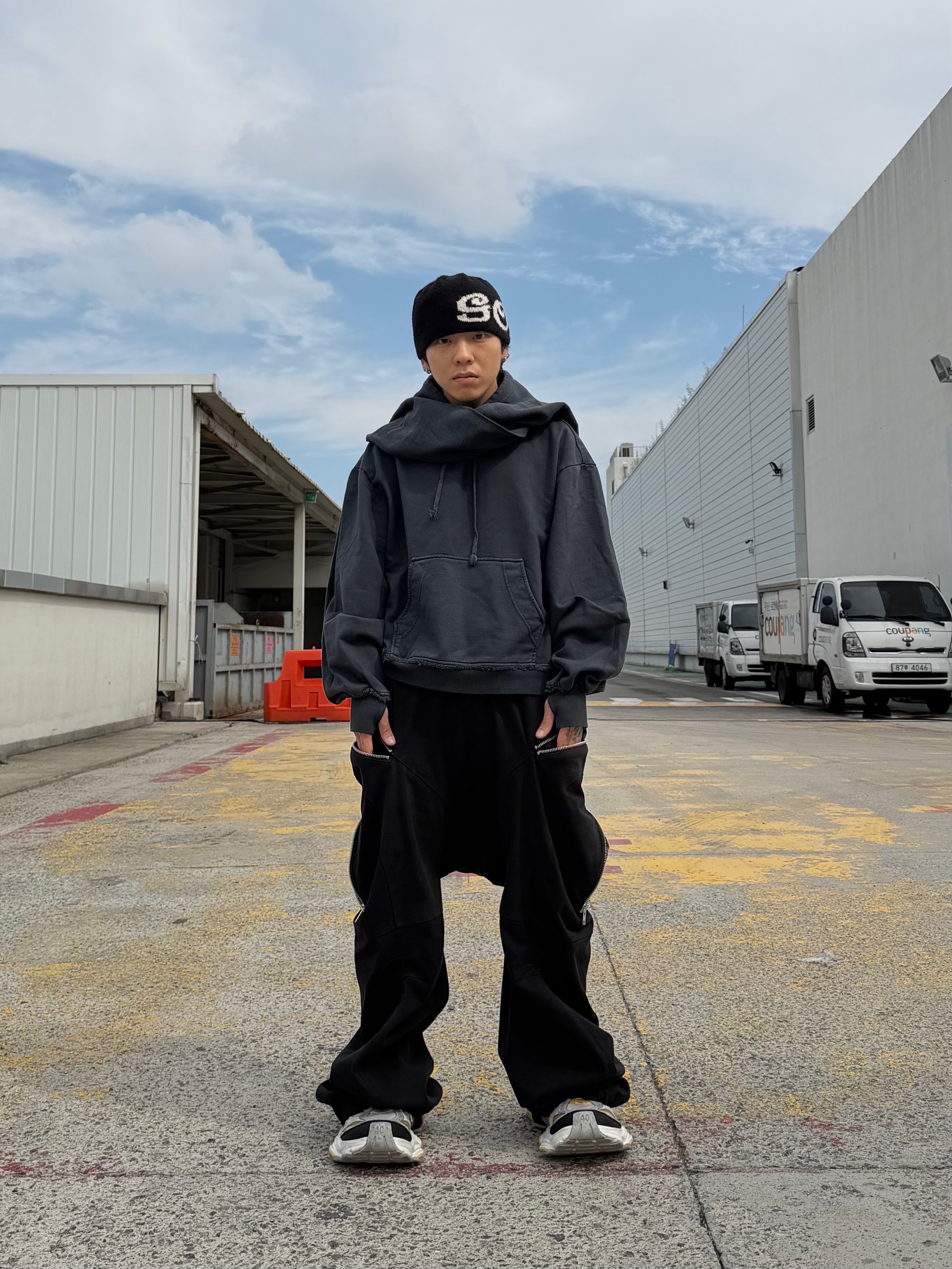 BLR Dyed Raw Edged Hoodie with Linen Muffler Black, [KREAM 단독] ROARINGRAD Zipper Sagging Pants Nylon Ver. Black 착용 스타일 - 3