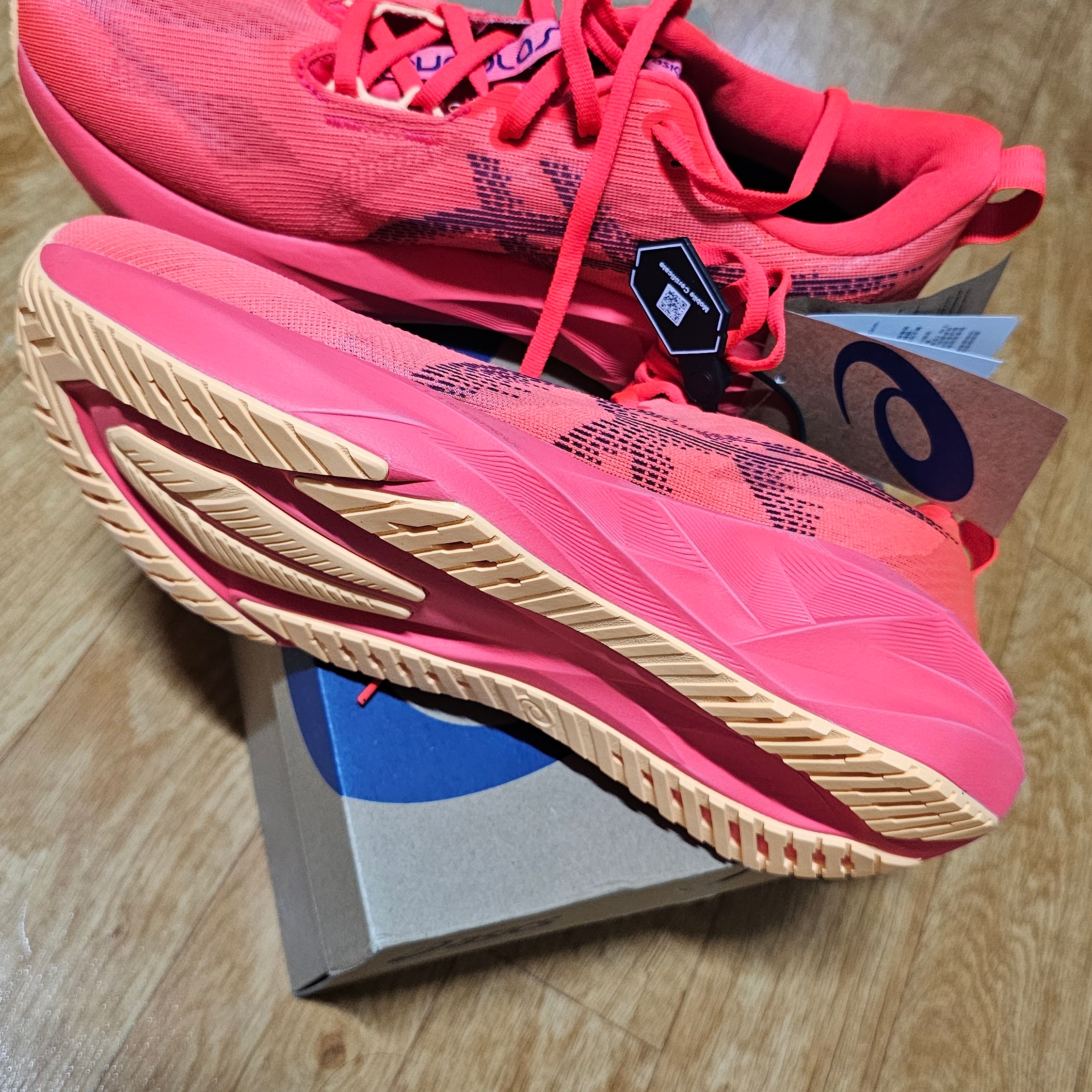 Asics Novablast 5 Flash Red Edo Purple 착용 스타일 - 2