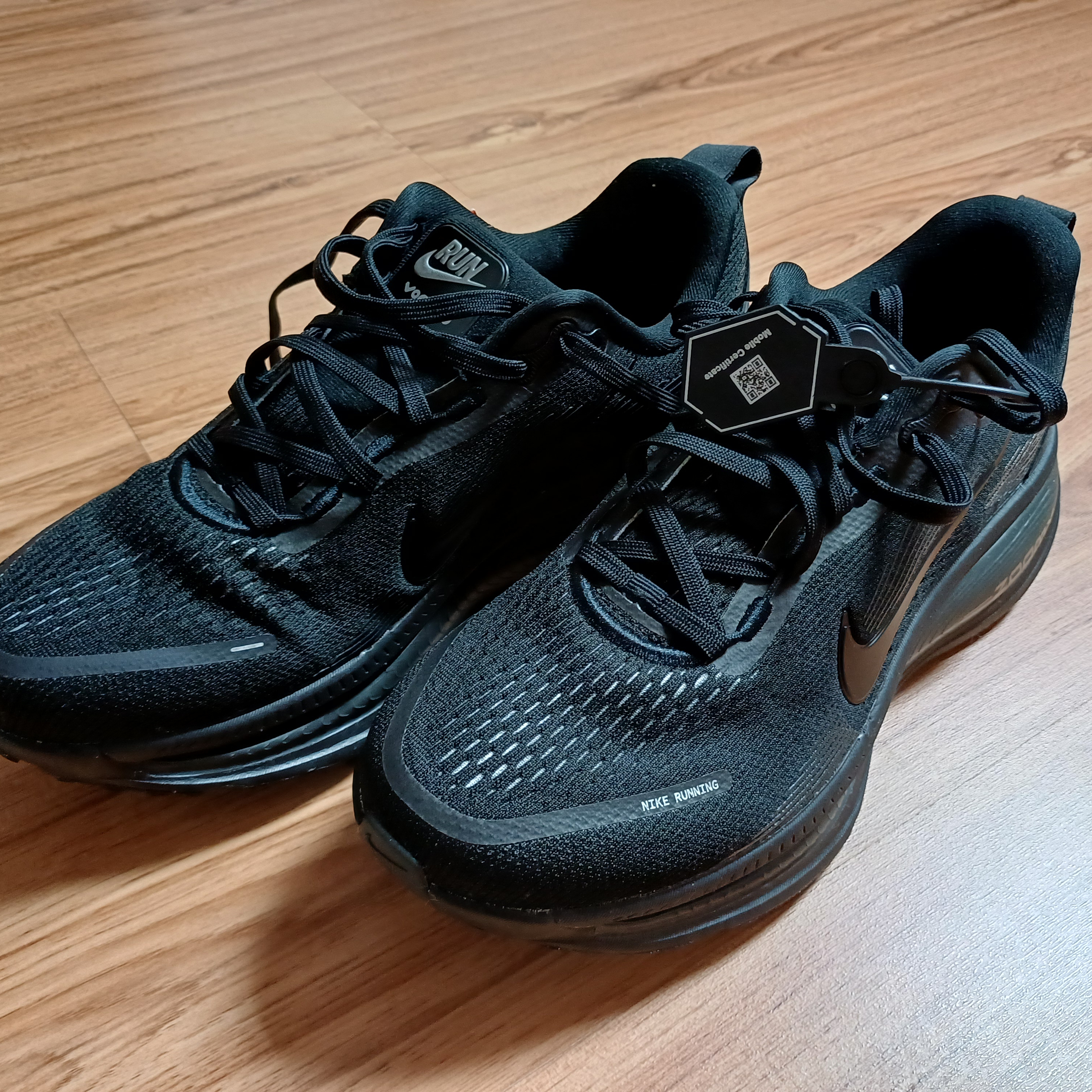 Nike Vomero 18 Black Dark Smoke Grey 착용 스타일