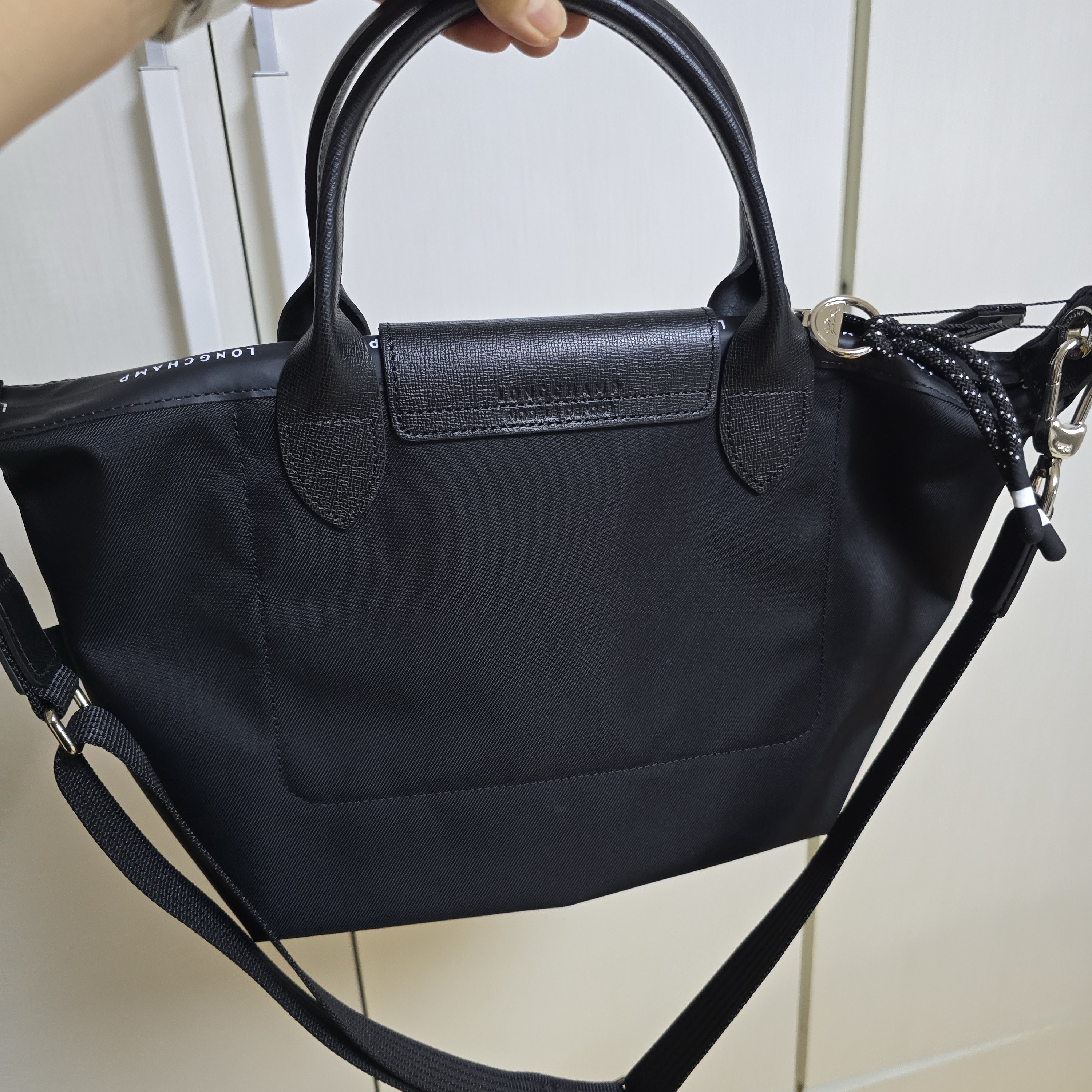Longchamp Le Pliage Energy Handbag S Black 착용 스타일 - 2