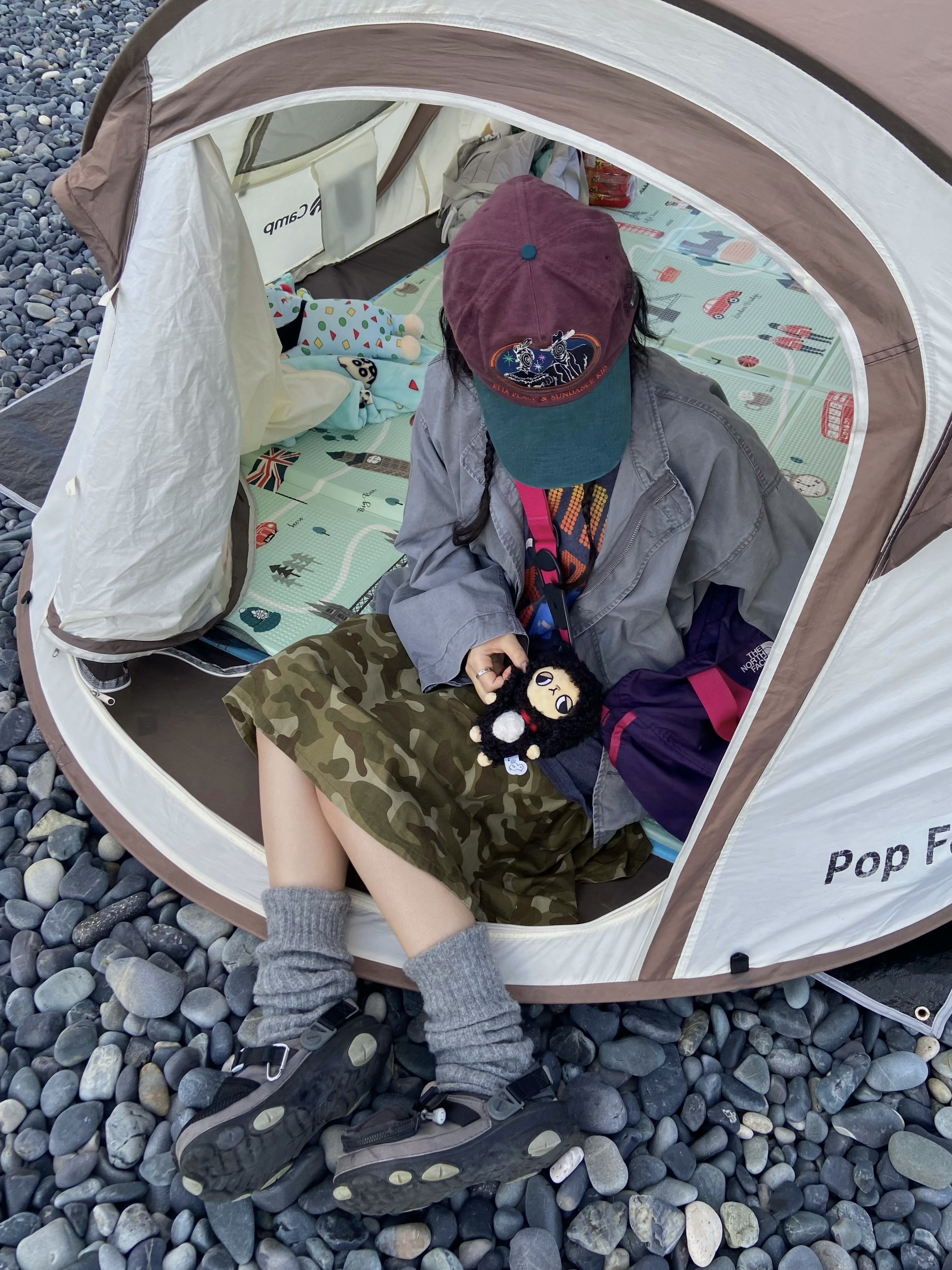 Dollava Mekomi Keyring, Crocs x Beams Classic All Terrain Mountain Parka Clog Grey 착용 스타일