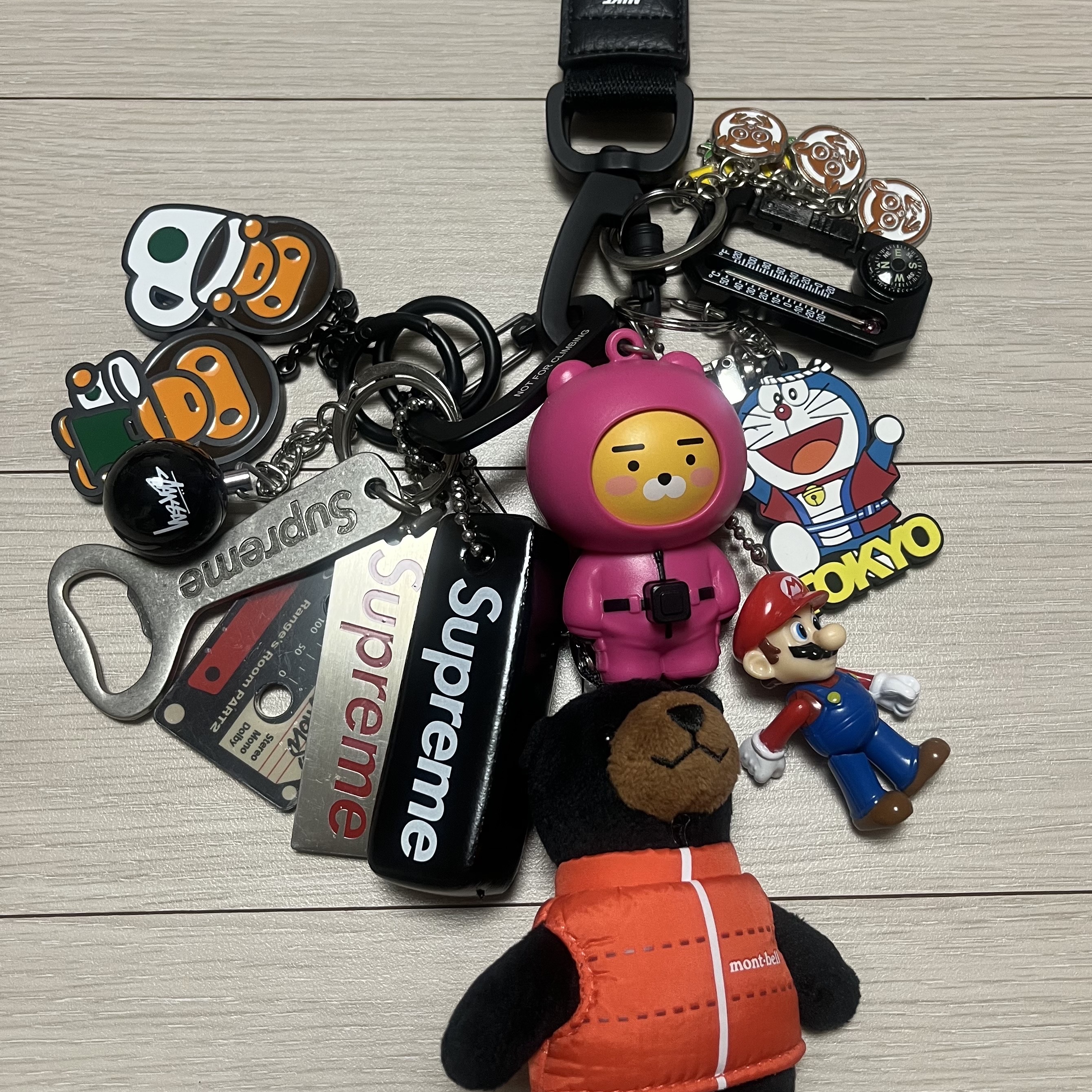 Starbucks x BAPE Baby Milo Keychain 착용 스타일