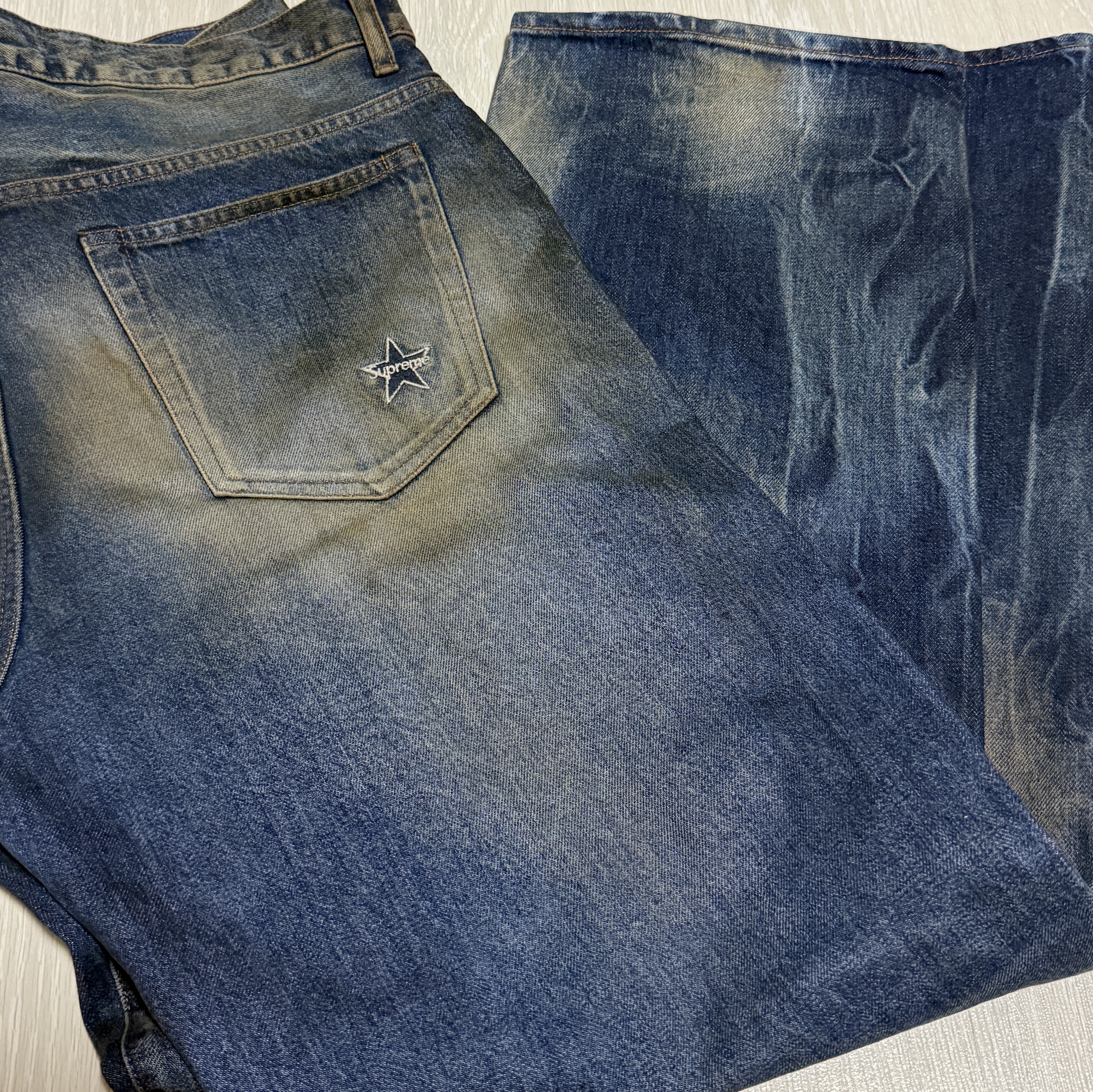 Supreme Distressed Loose Fit Selvedge Jean Washed Indigo - 25FW 착용 스타일 - 2