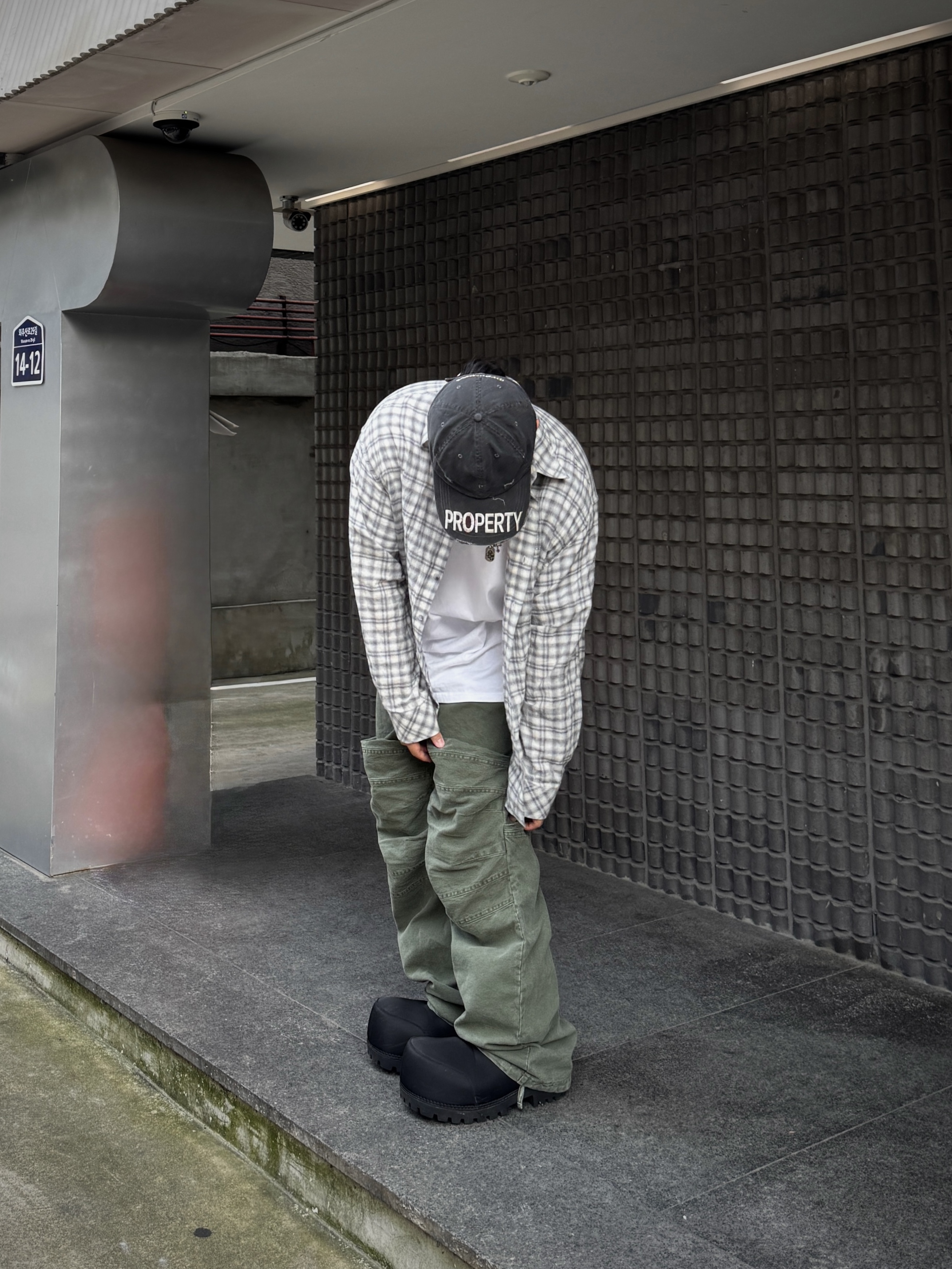 Balenciaga Skiwear Alaska Nylon Low Boot Black, ROARINGRAD Washed Flip Knee Pants Khaki 착용 스타일