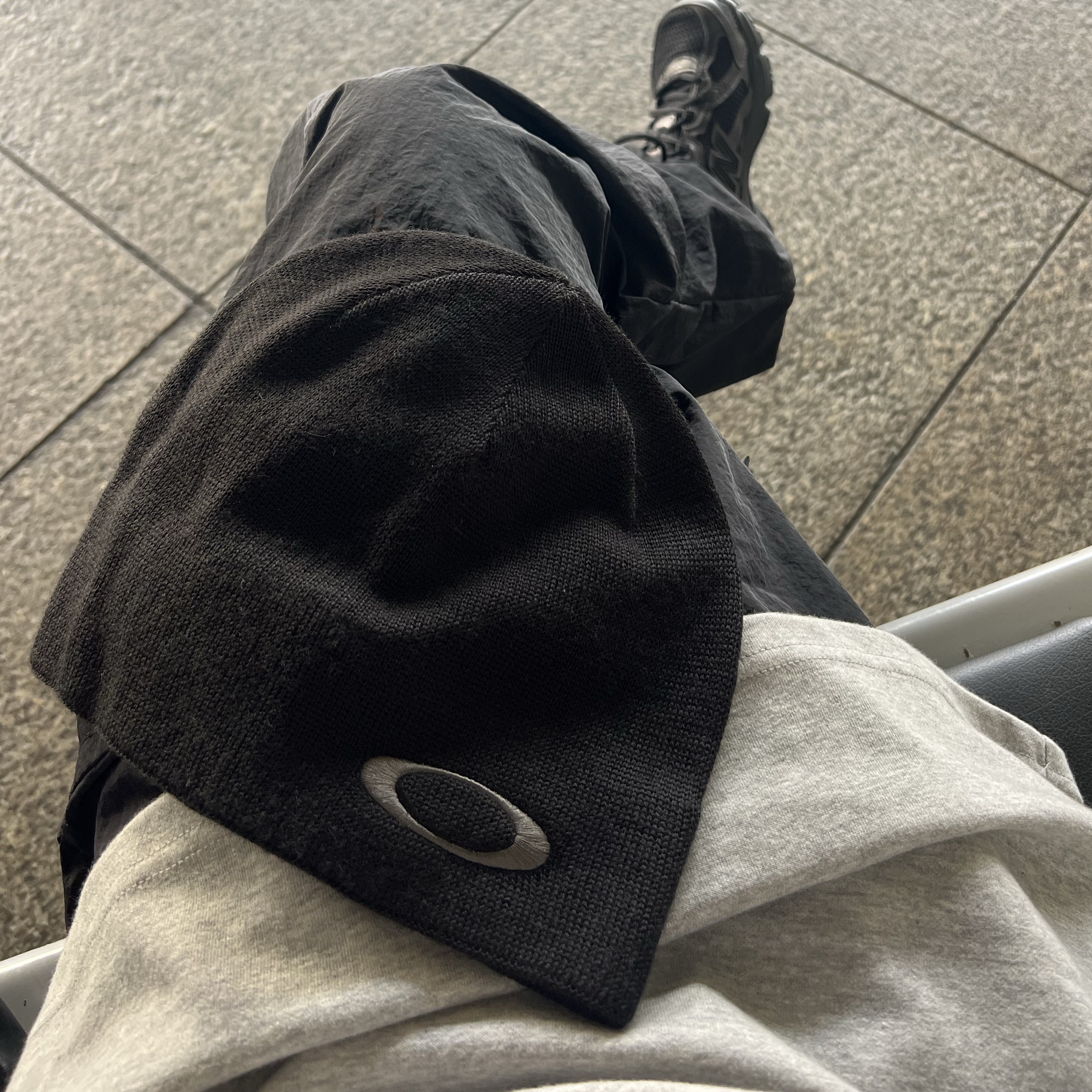 Oakley Tactical Beanie Black 착용 스타일