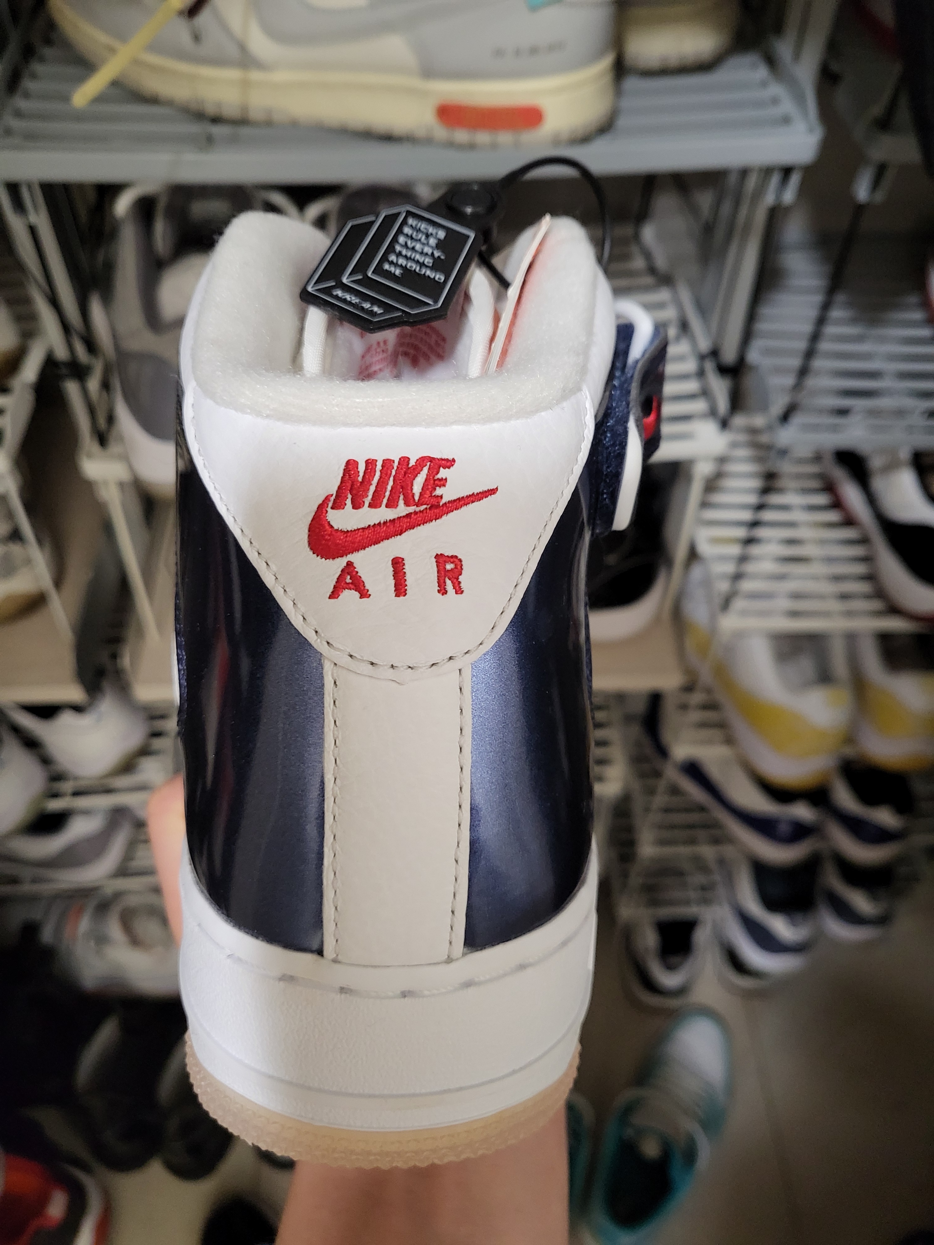 Nike Air Force 1 Mid QS University Red and Midnight Navy 착용 스타일 - 2