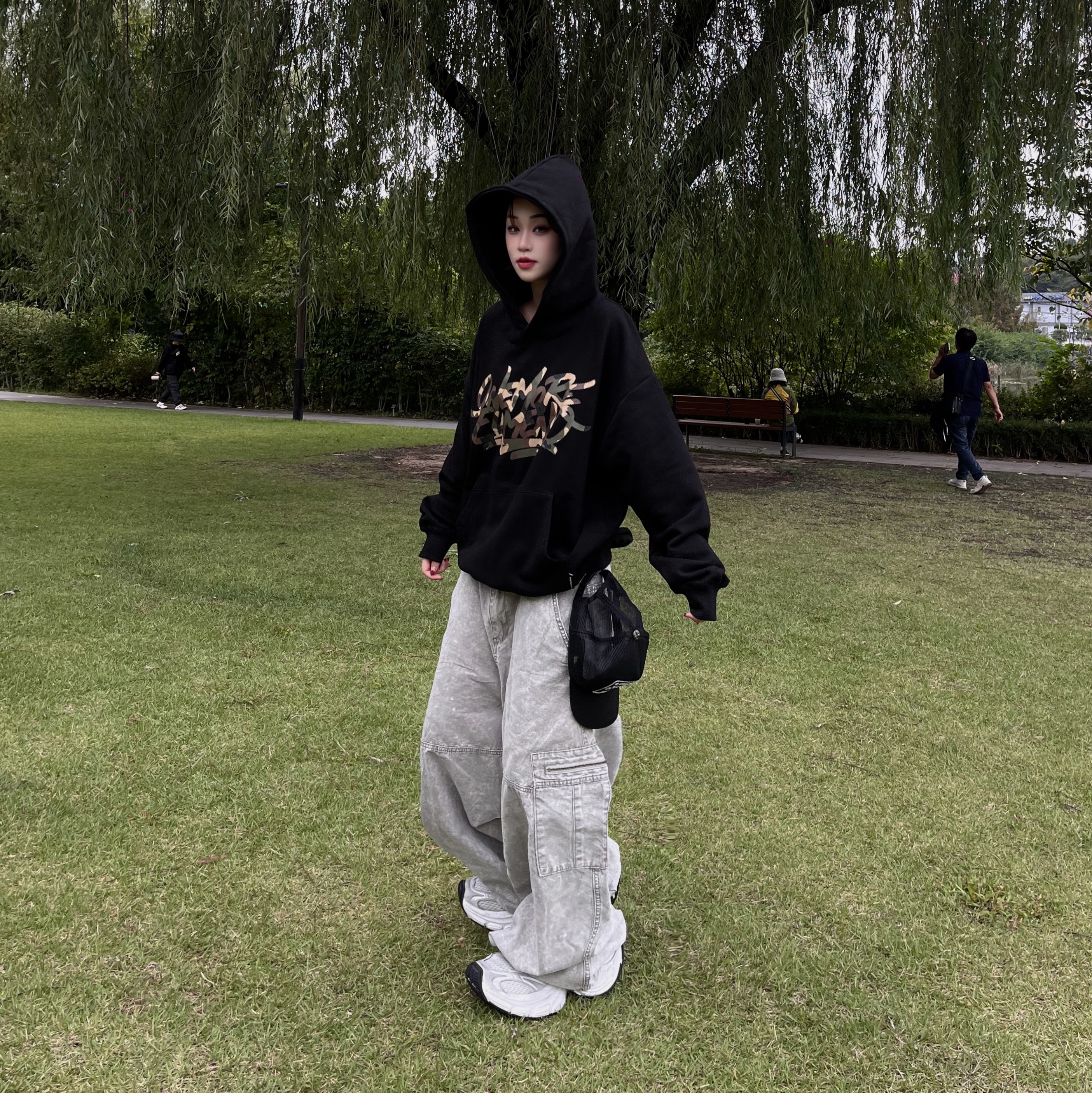 Balenciaga 10XL Sneakers White Grey Silver Black 착용 스타일 - 4