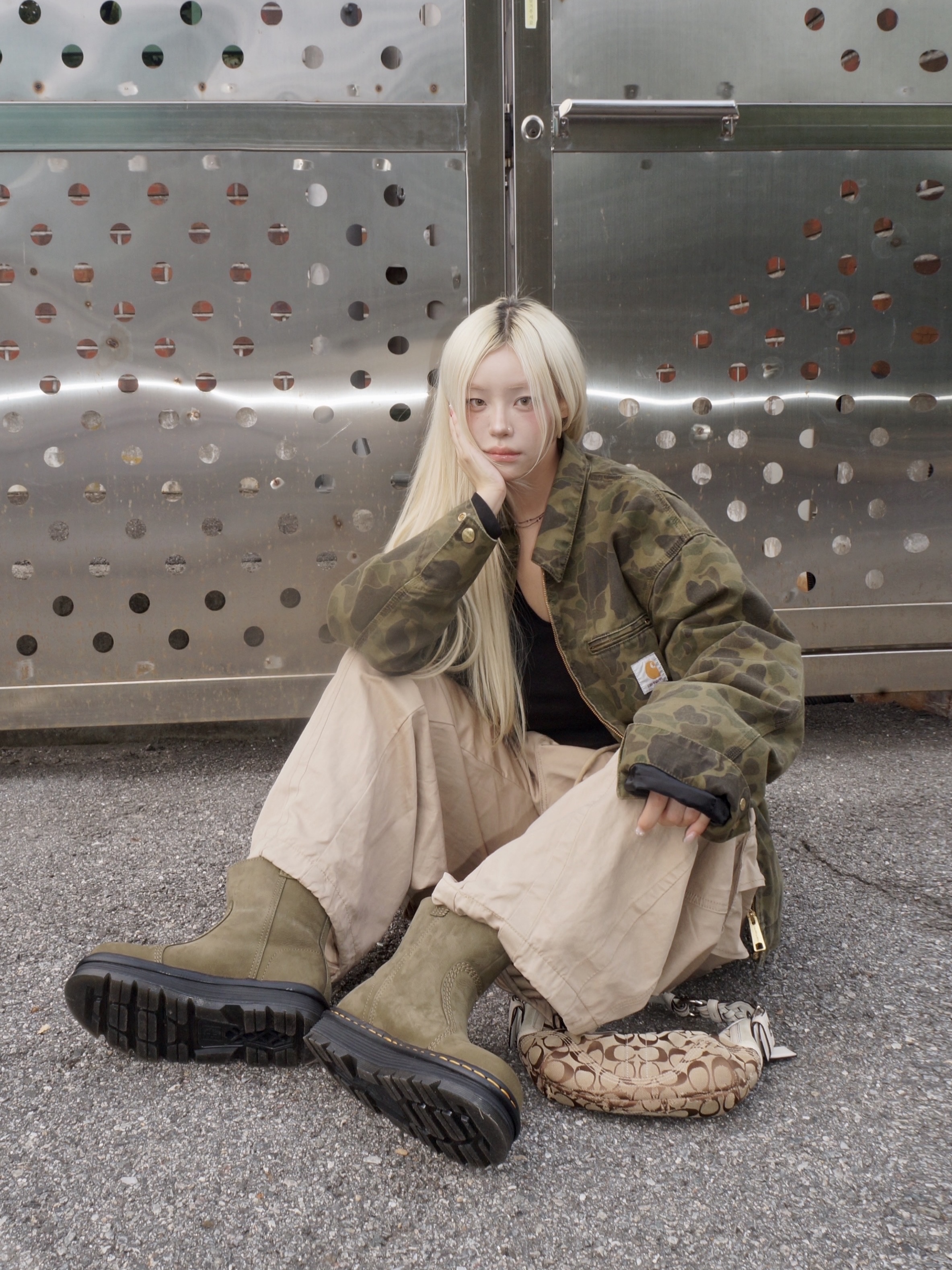 (W) Dr. Martens Zebzag Rigger Leather Boots DMS Olive 착용 스타일 - 2