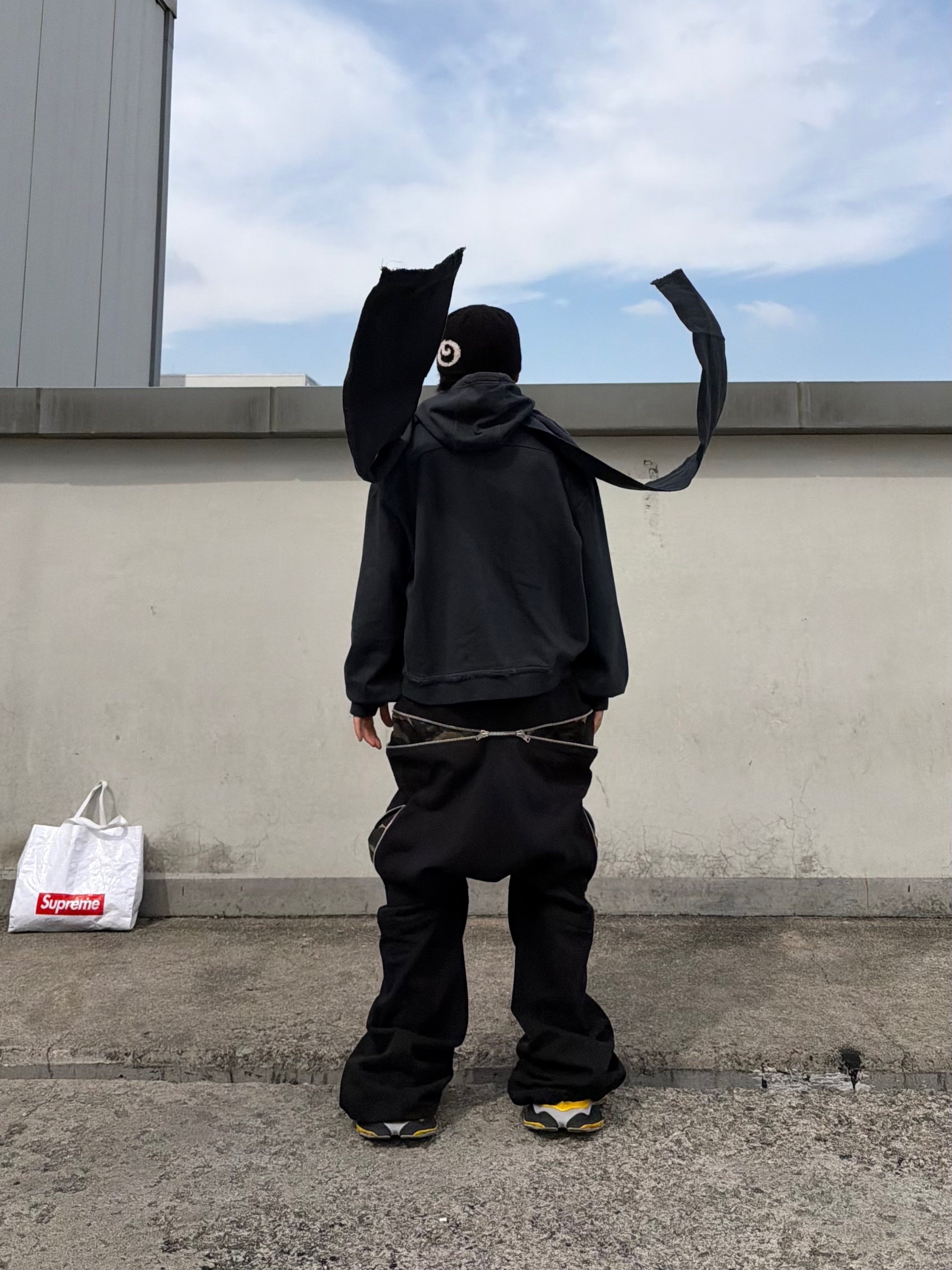 BLR Dyed Raw Edged Hoodie with Linen Muffler Black, [KREAM 단독] ROARINGRAD Zipper Sagging Pants Nylon Ver. Black 착용 스타일 - 7