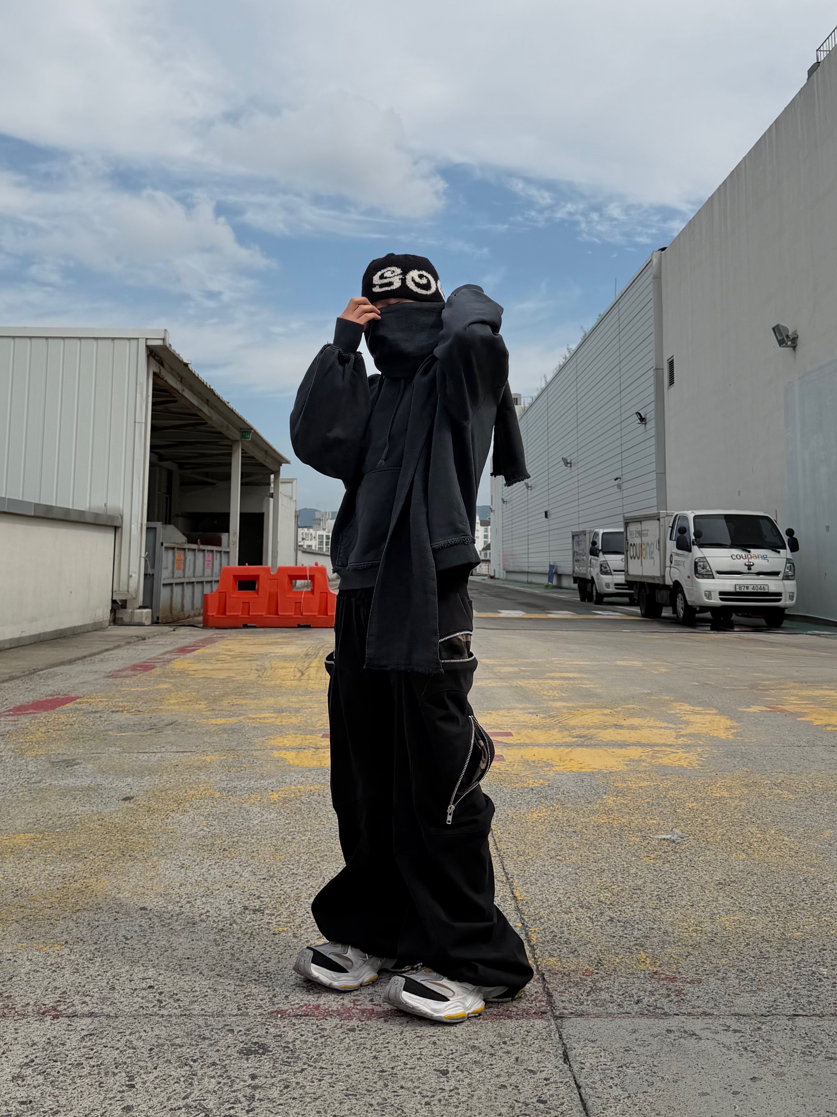 BLR Dyed Raw Edged Hoodie with Linen Muffler Black, [KREAM 단독] ROARINGRAD Zipper Sagging Pants Nylon Ver. Black 착용 스타일 - 2