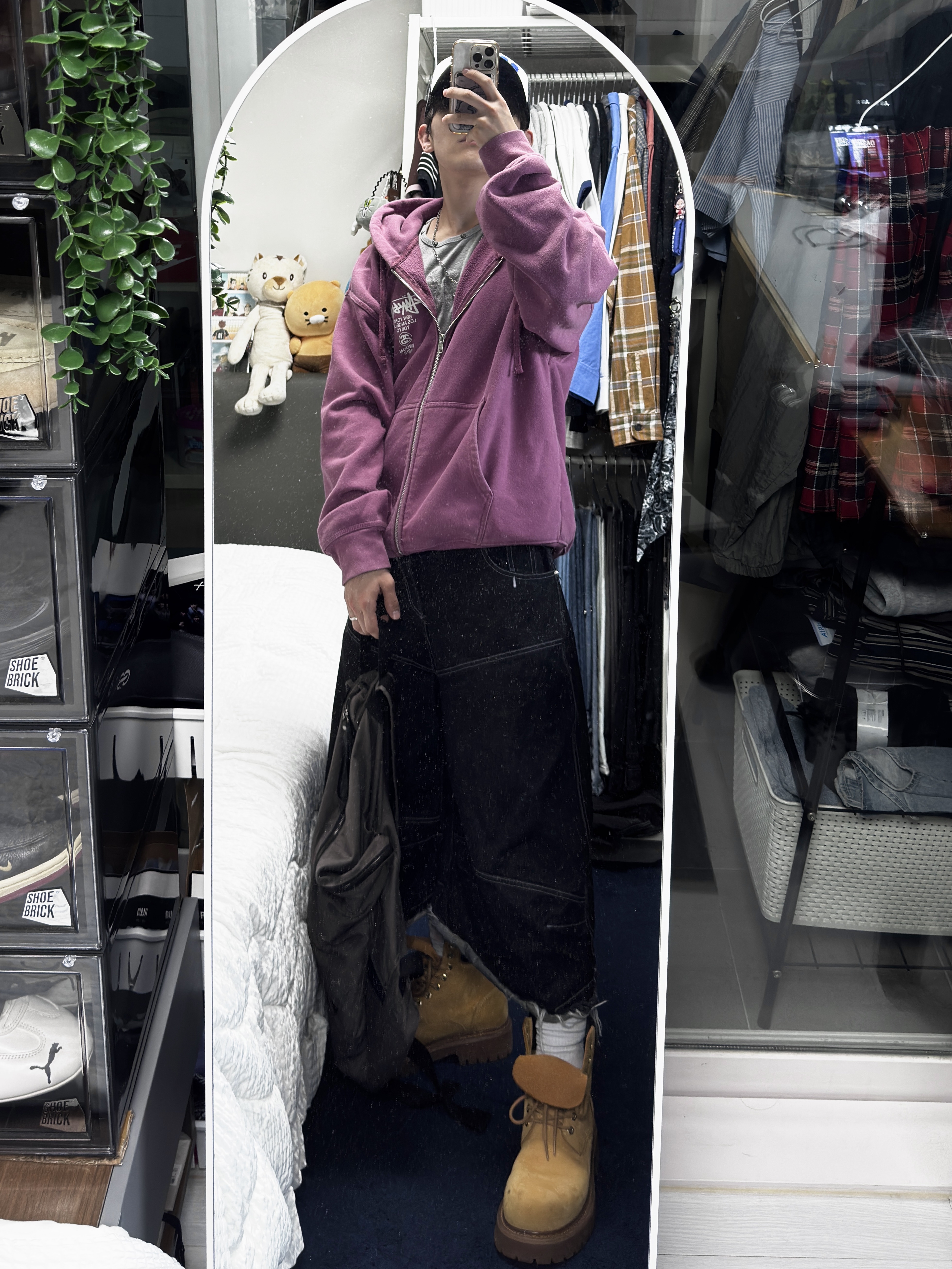 Stussy World Tour Zip Hoodie Berry 2024, Honey Scoop House HNY Logo Trucker Cap Black 착용 스타일 - 6