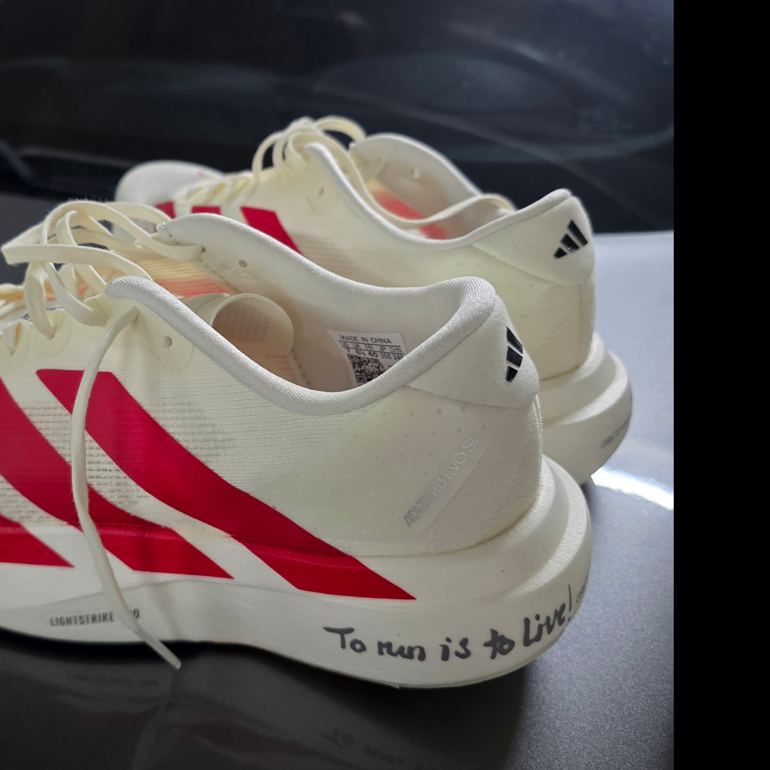 Adidas Adizero EVO SL Off White Better Scarlet 착용 스타일 - 1