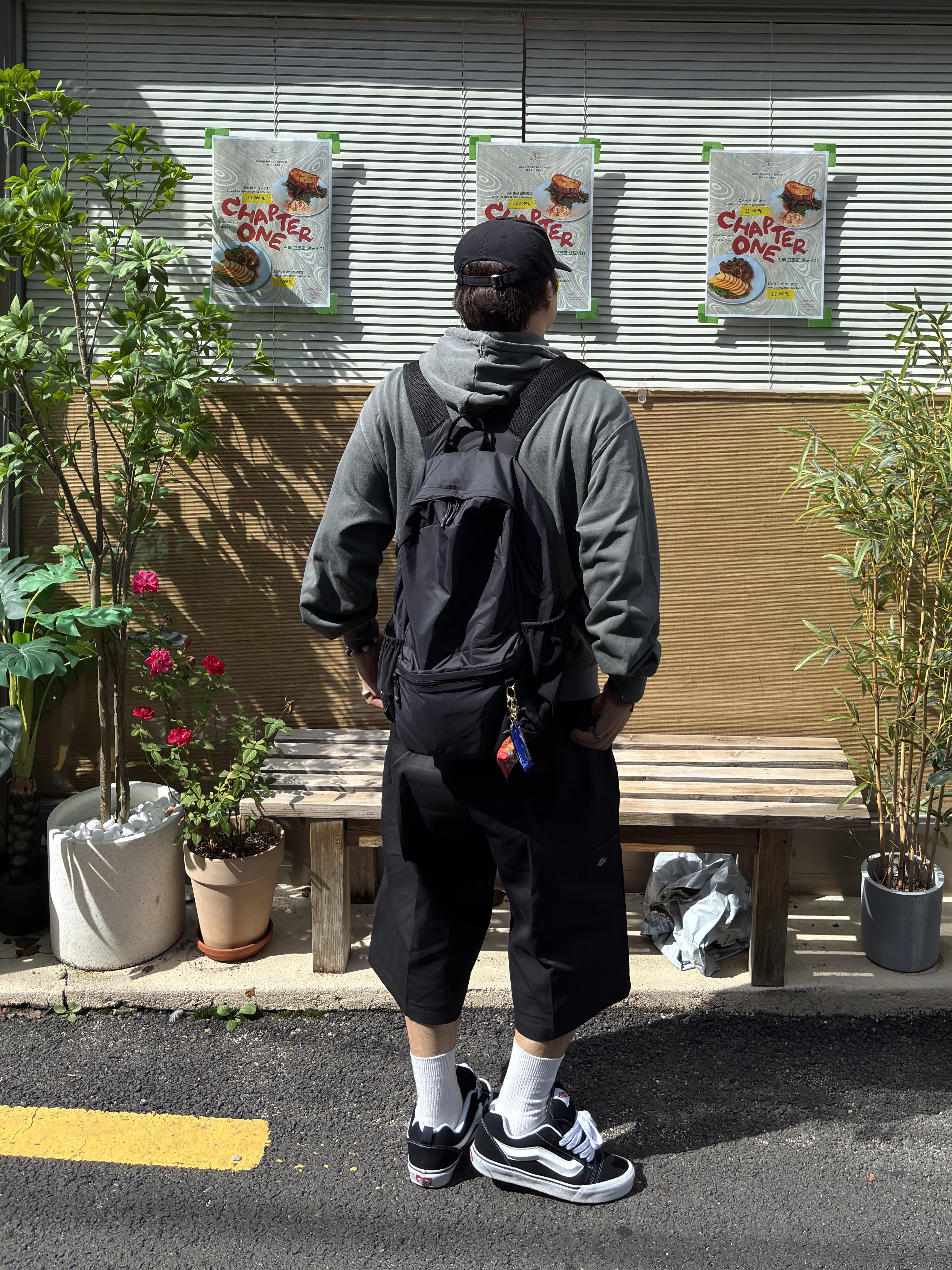 Vans Knu-Skool Black True White, Palace P 6-Panel Black 착용 스타일 - 3