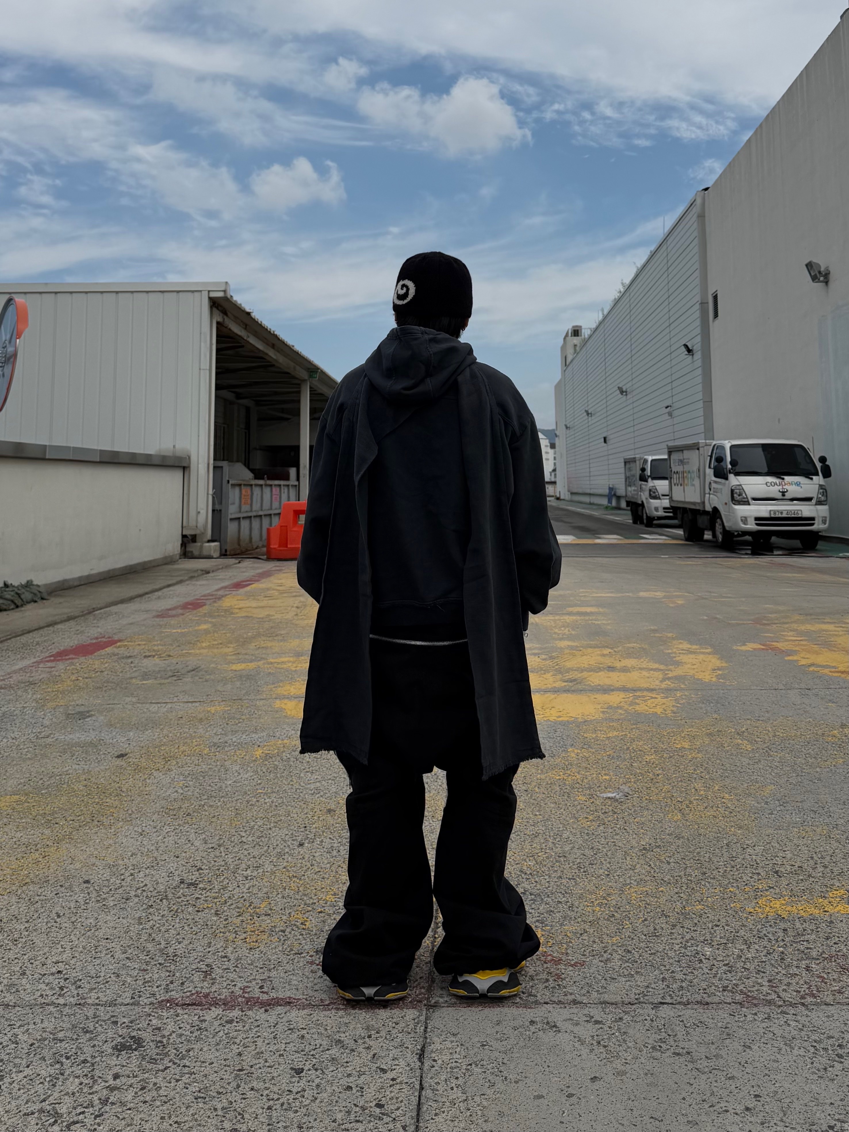 BLR Dyed Raw Edged Hoodie with Linen Muffler Black, [KREAM 단독] ROARINGRAD Zipper Sagging Pants Nylon Ver. Black 착용 스타일 - 6