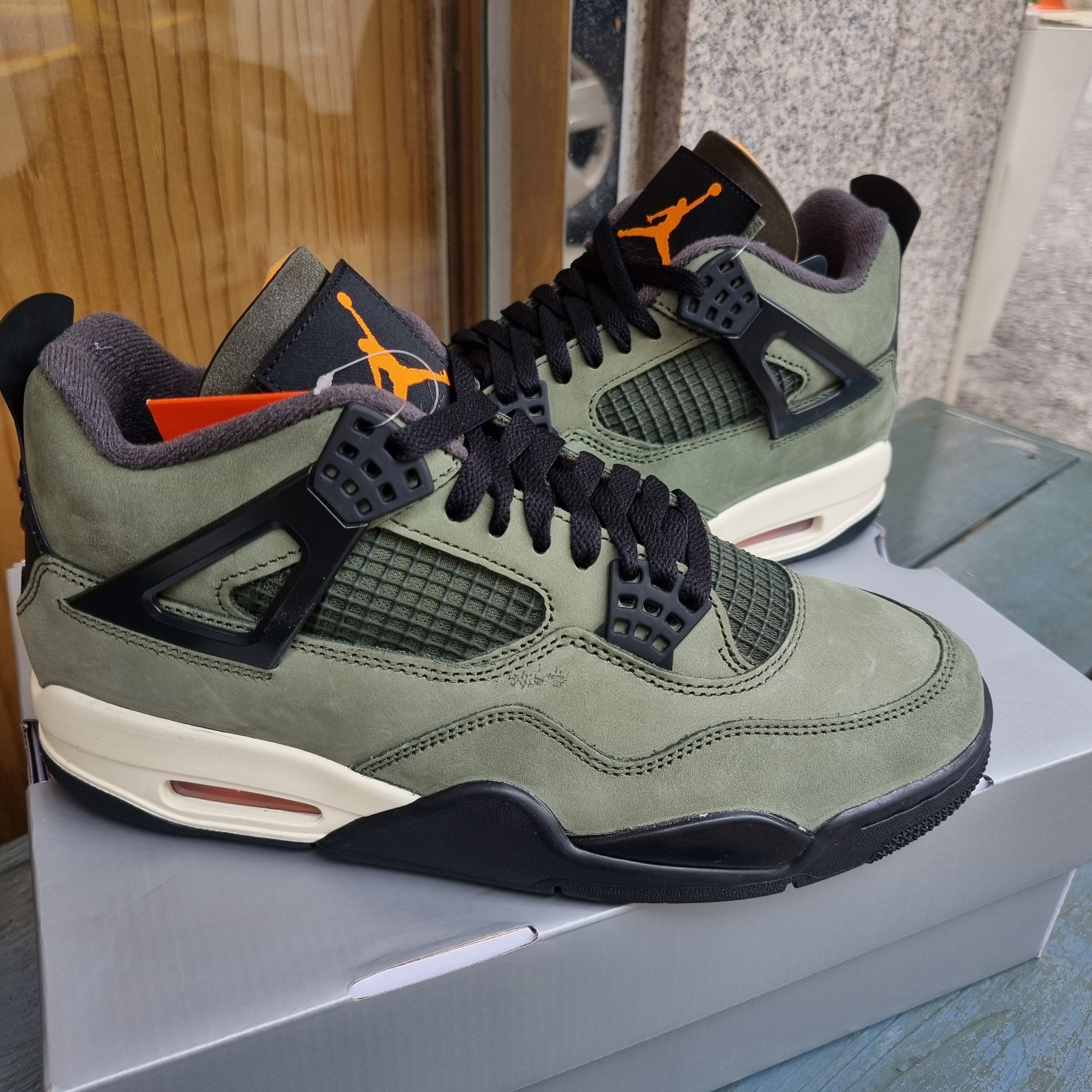 Jordan 4 x Undefeated Retro OG SP Deep Green and Clementine 착용 스타일