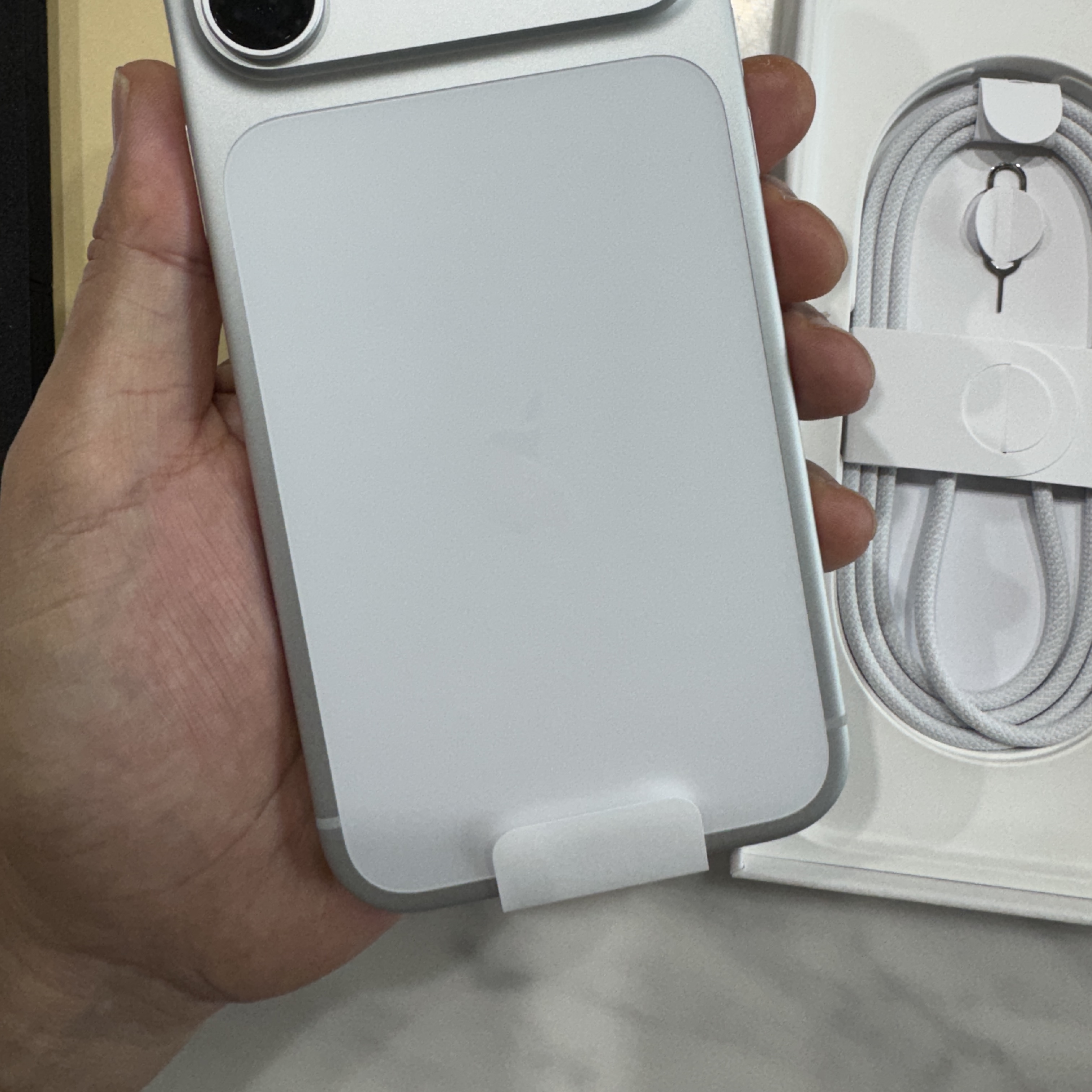 Apple iPhone 17 Pro Max 512GB Silver 착용 스타일 - 2