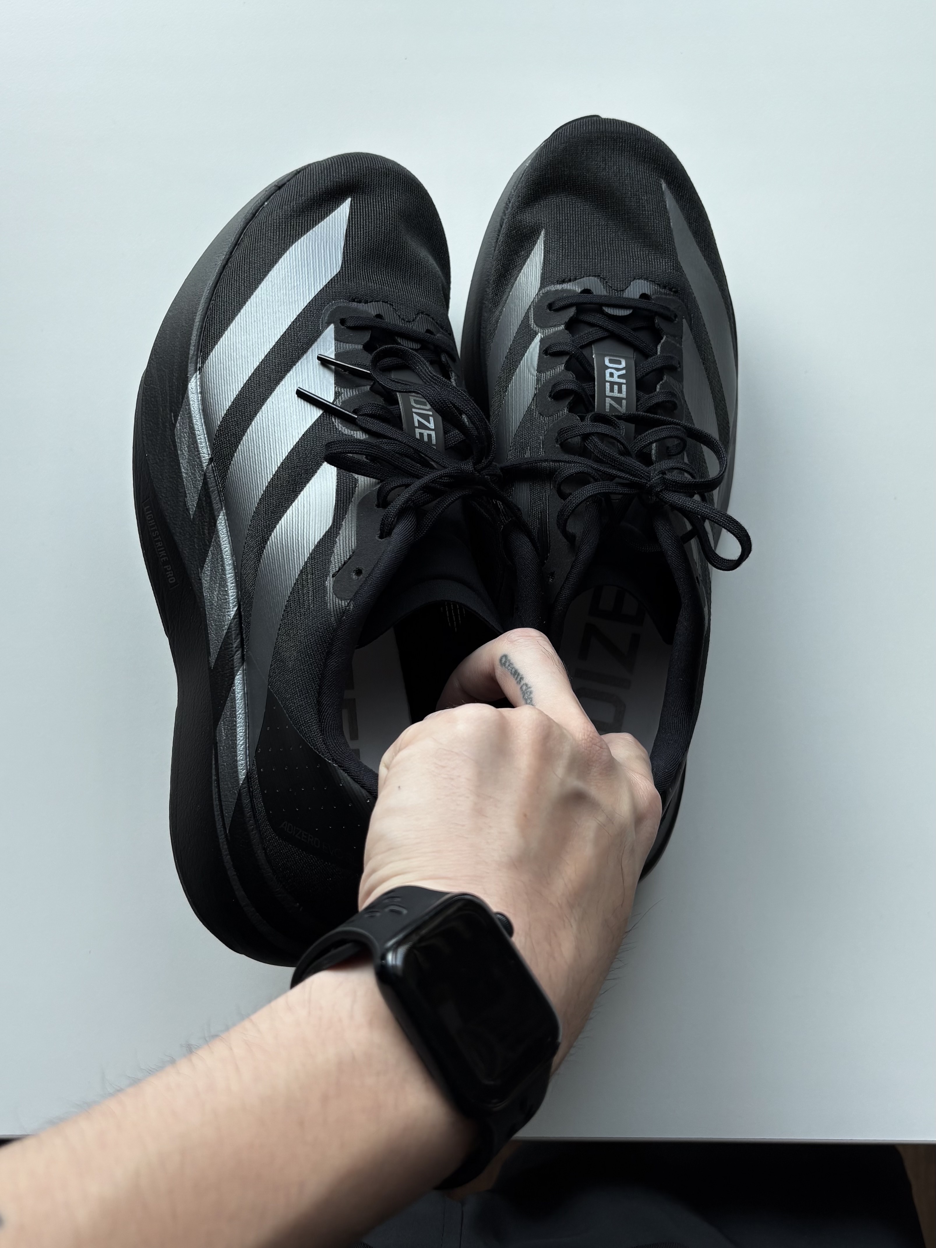 Adidas Adizero EVO SL Core Black Iron Metallic 착용 스타일 - 1