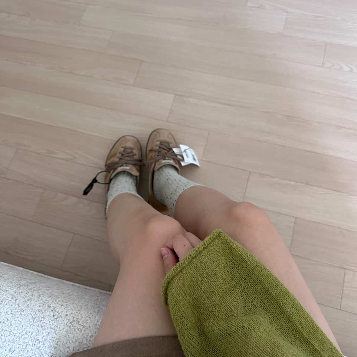 Adidas Tobacco Pantone Mesa 착용 스타일
